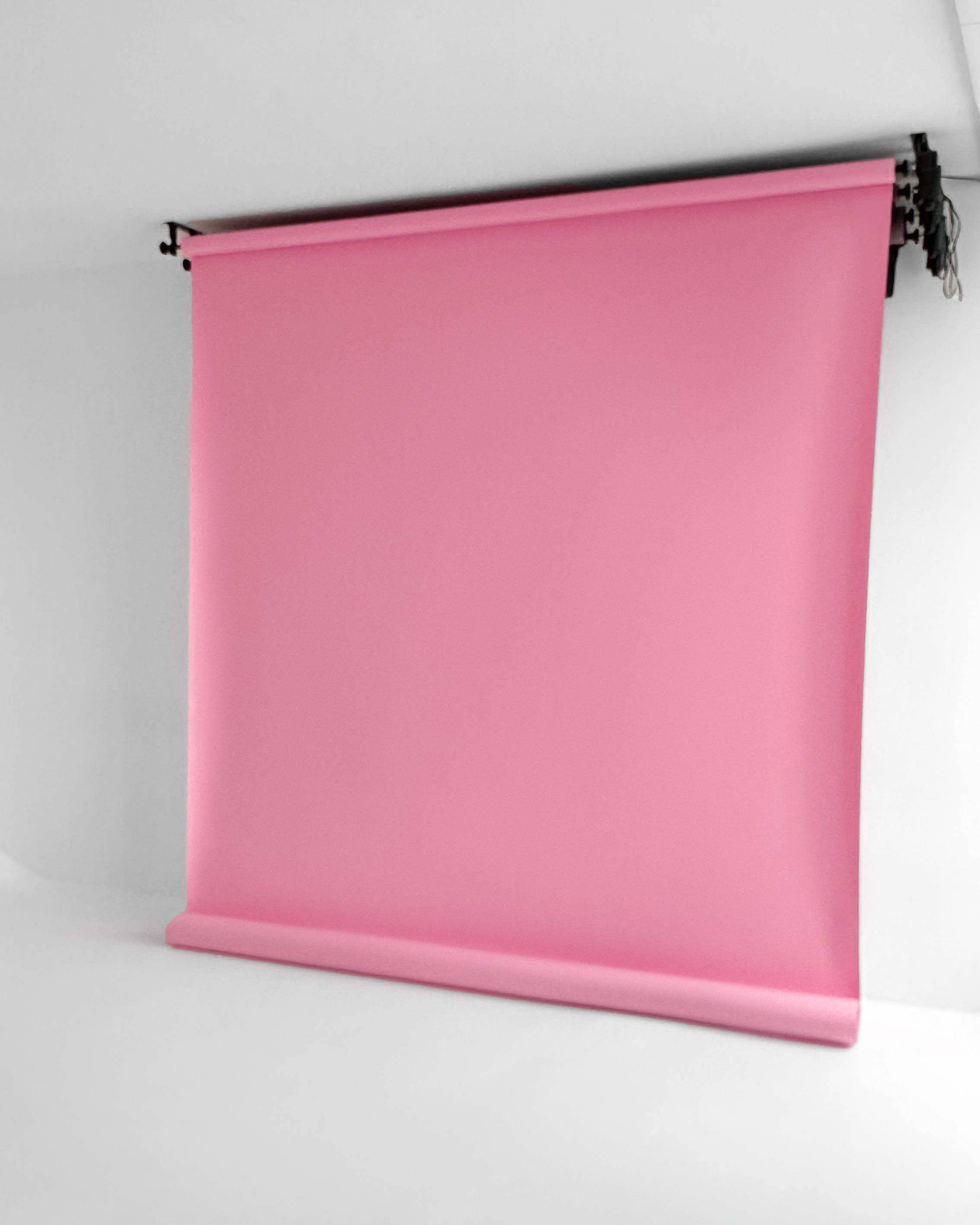 полотно 3 м в ширину, раскатка до полна входит в стоимость, раскатка до 3 метров - 500 руб