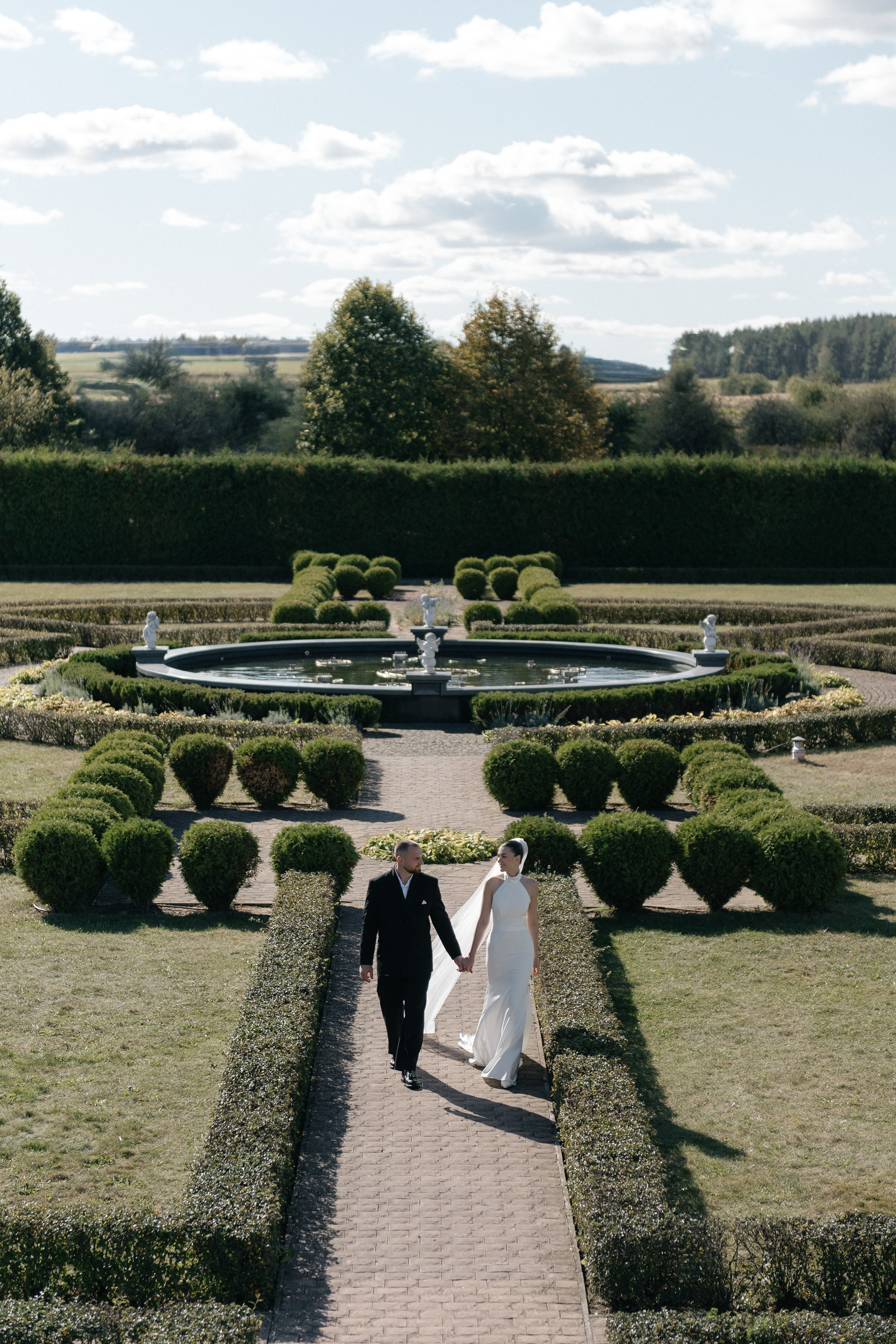 Wedding day in VERSAL PARK. Wedding PHOTOGRAPHER Andrew Vnukov