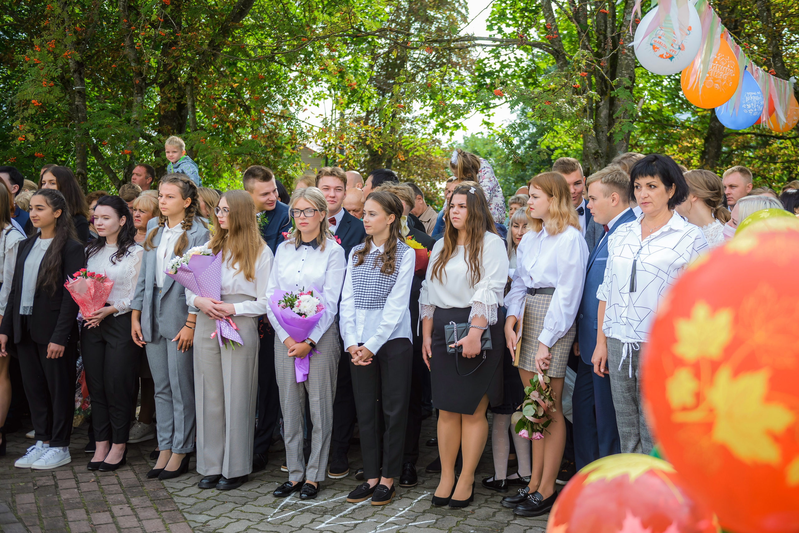 Линейка 11-е классы 2023. Фотограф Галина Лисанова, г. Брянск