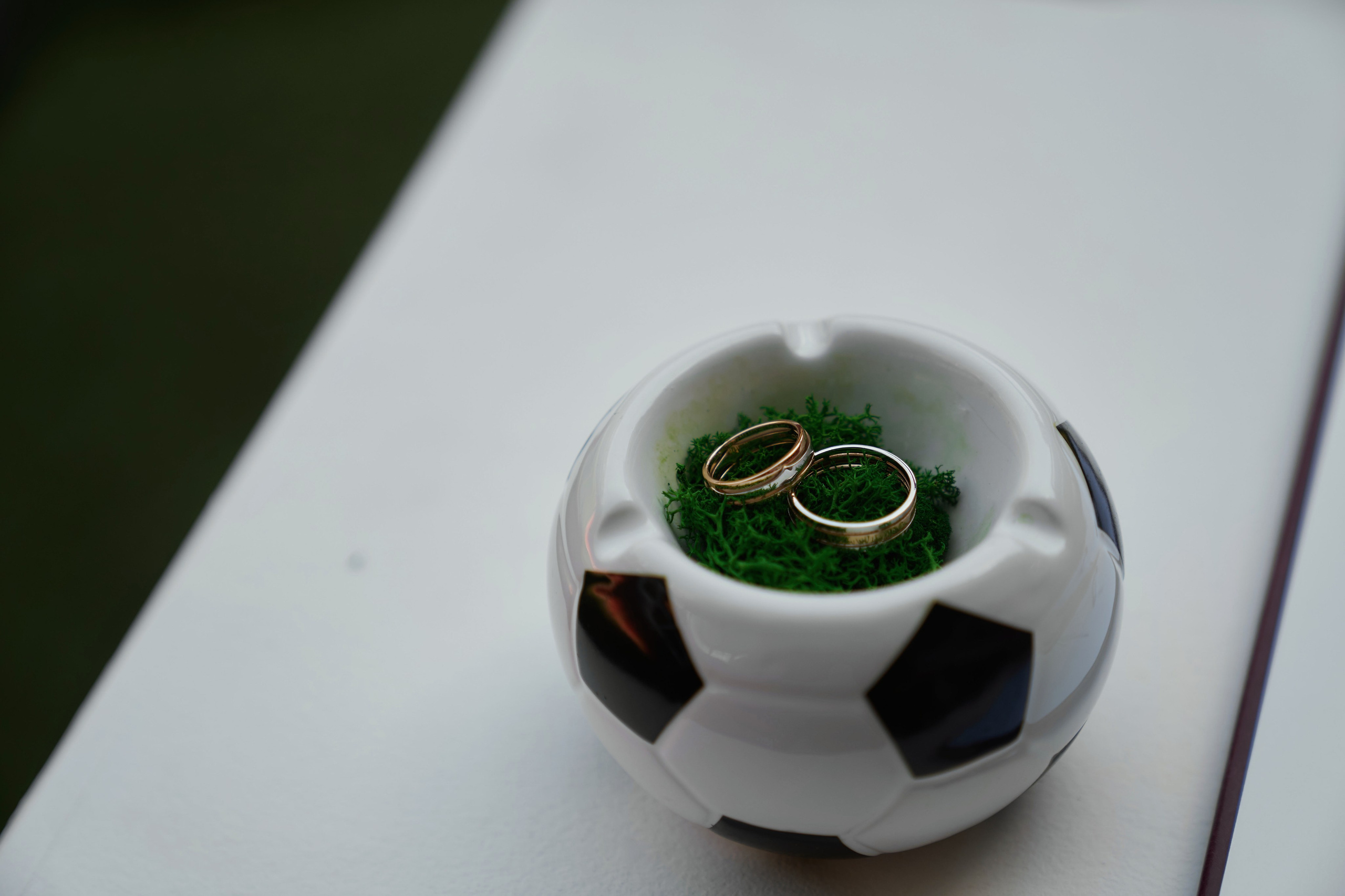 обручальные кольца в подставке футбольный мяч