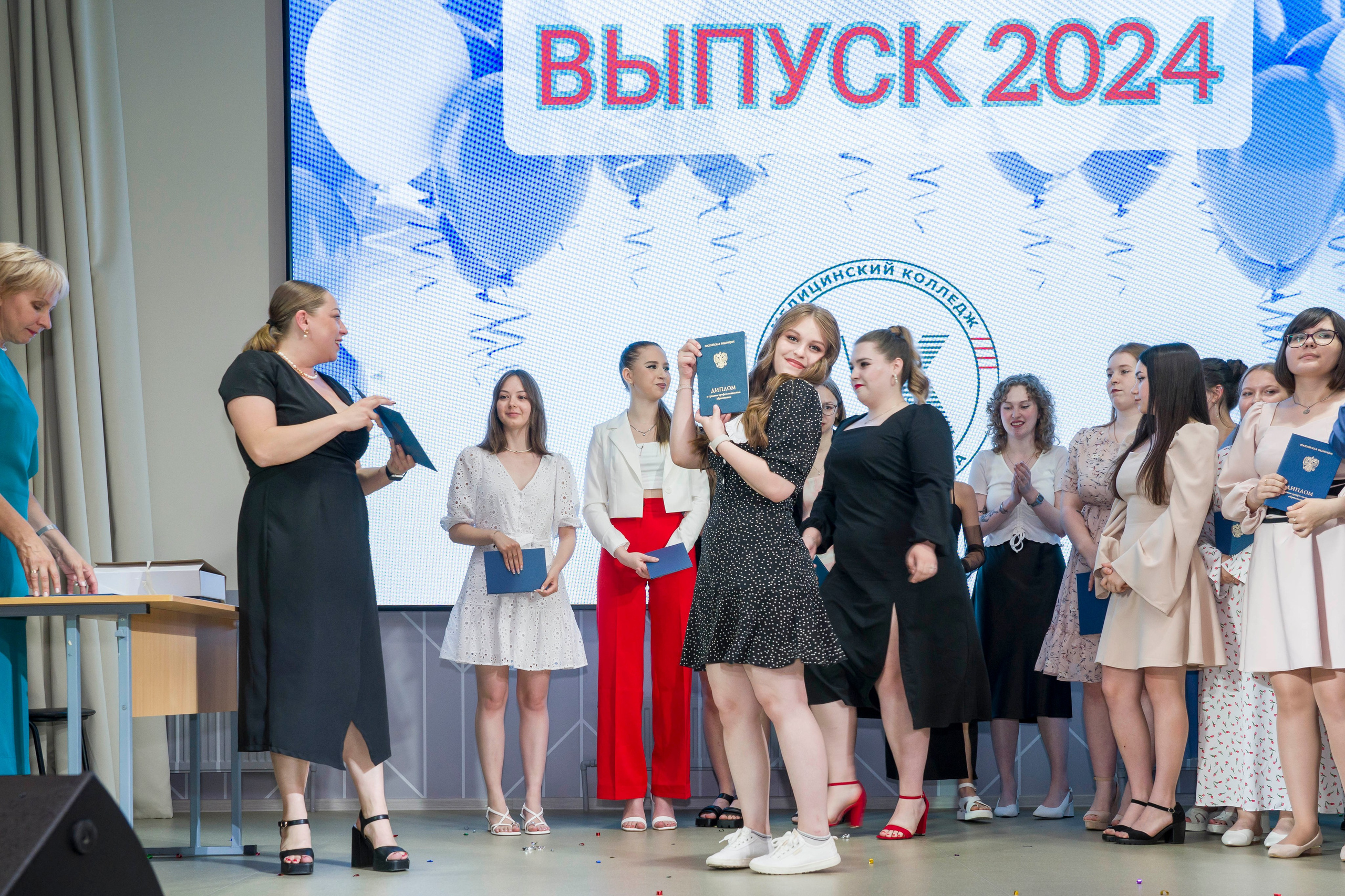 Выпускной в медколледже. Фотограф в Санкт-Петербурге. Репортажная и все съёмки для бизнеса