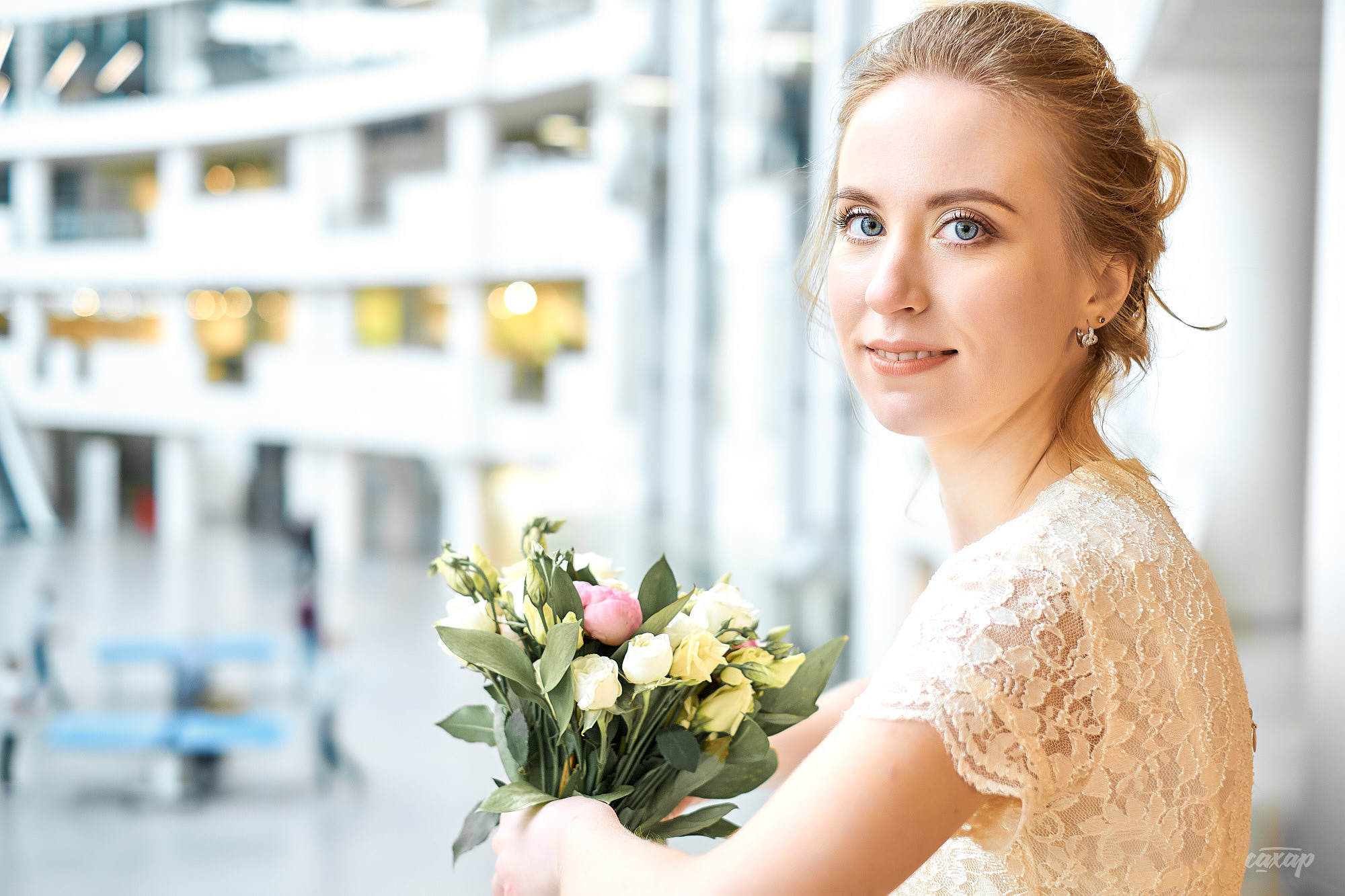 портрет невесты с свадебным букетом в ельцин центре