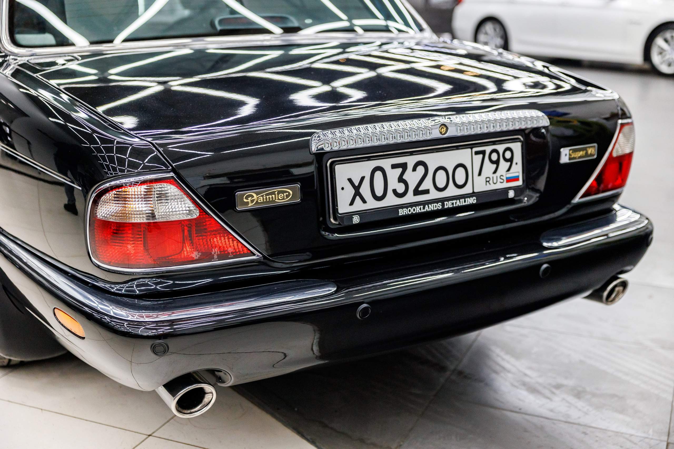 Автомобильная фотографии Daimler Xj8 после работ в Brooklands