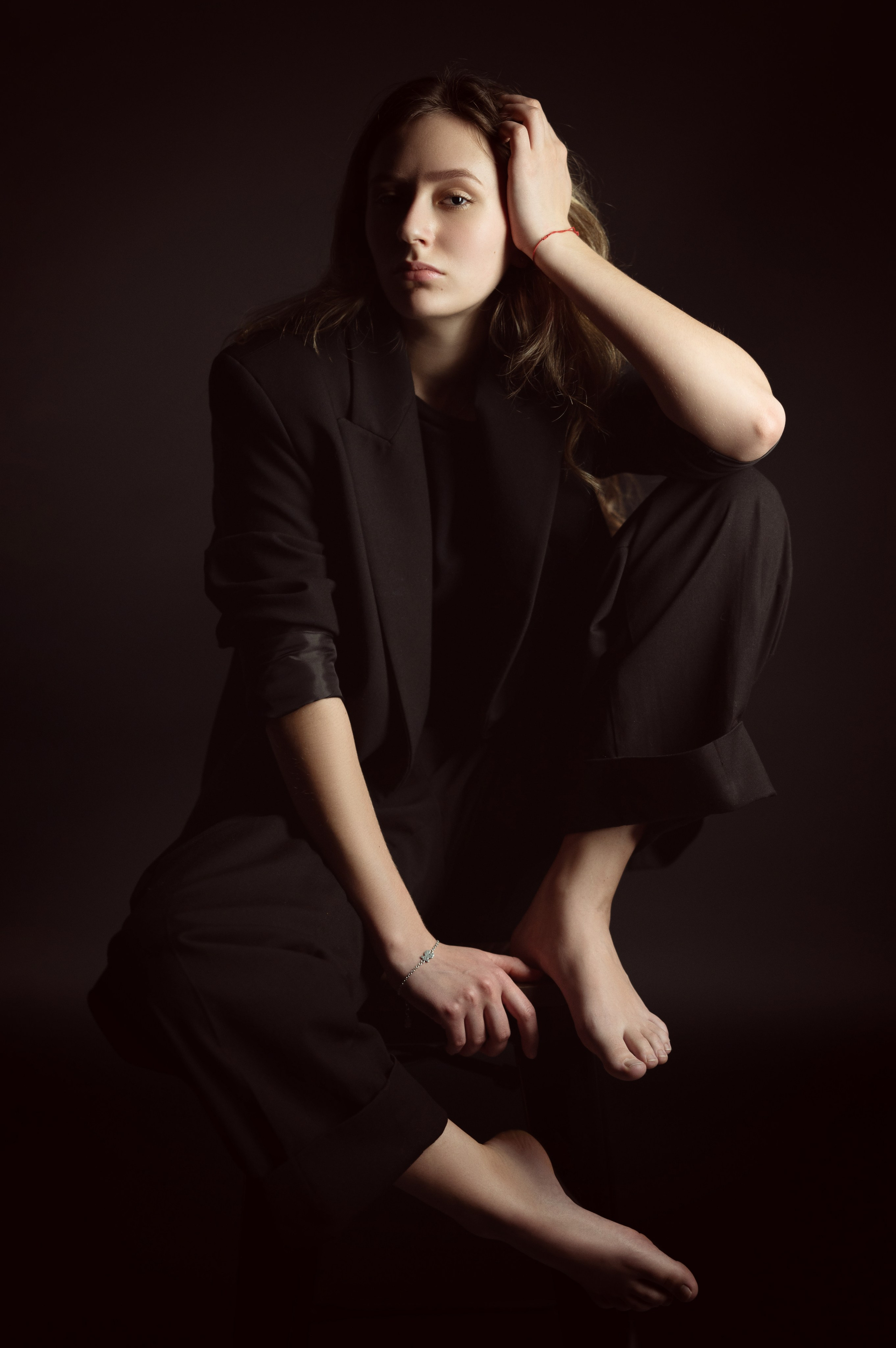 Модельное портфолио, девушка в черном, съемка для модельного агентства, модельные тесты, съемка на черном фоне