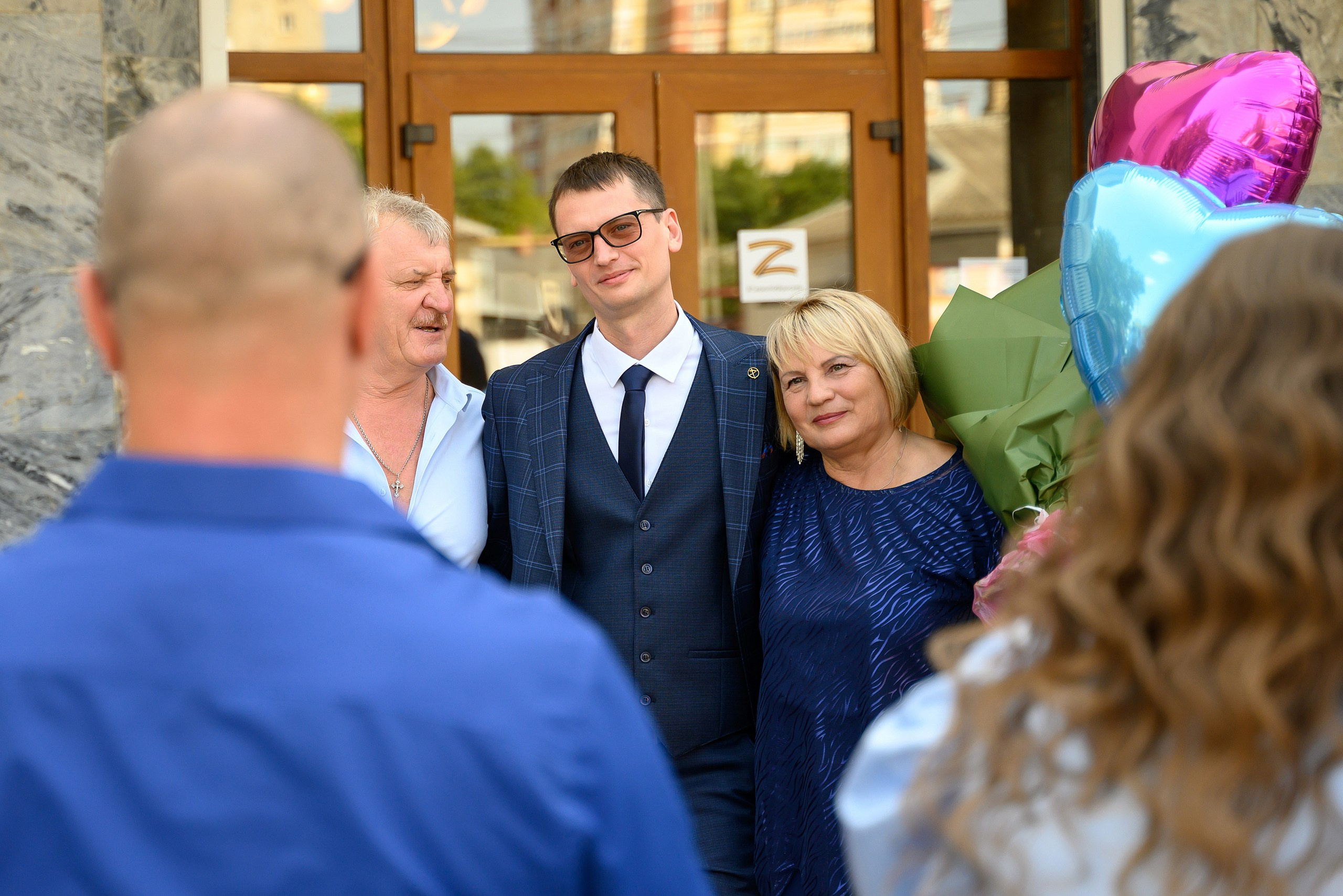 Репортажные фотографии у ЗАГСа.