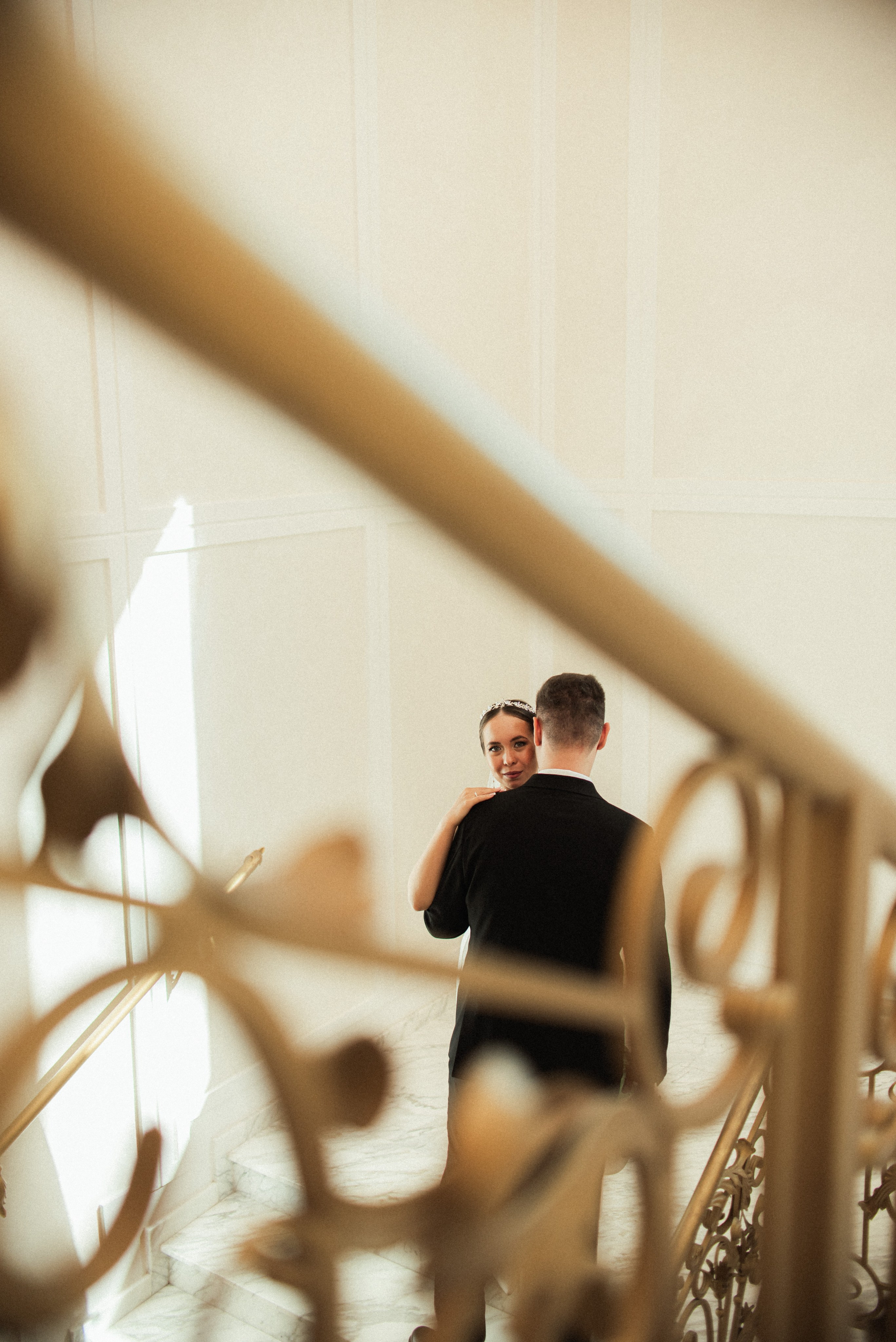 Парадная лестница в ЗАГСе Южное Бутово, фотосессия свадьбы