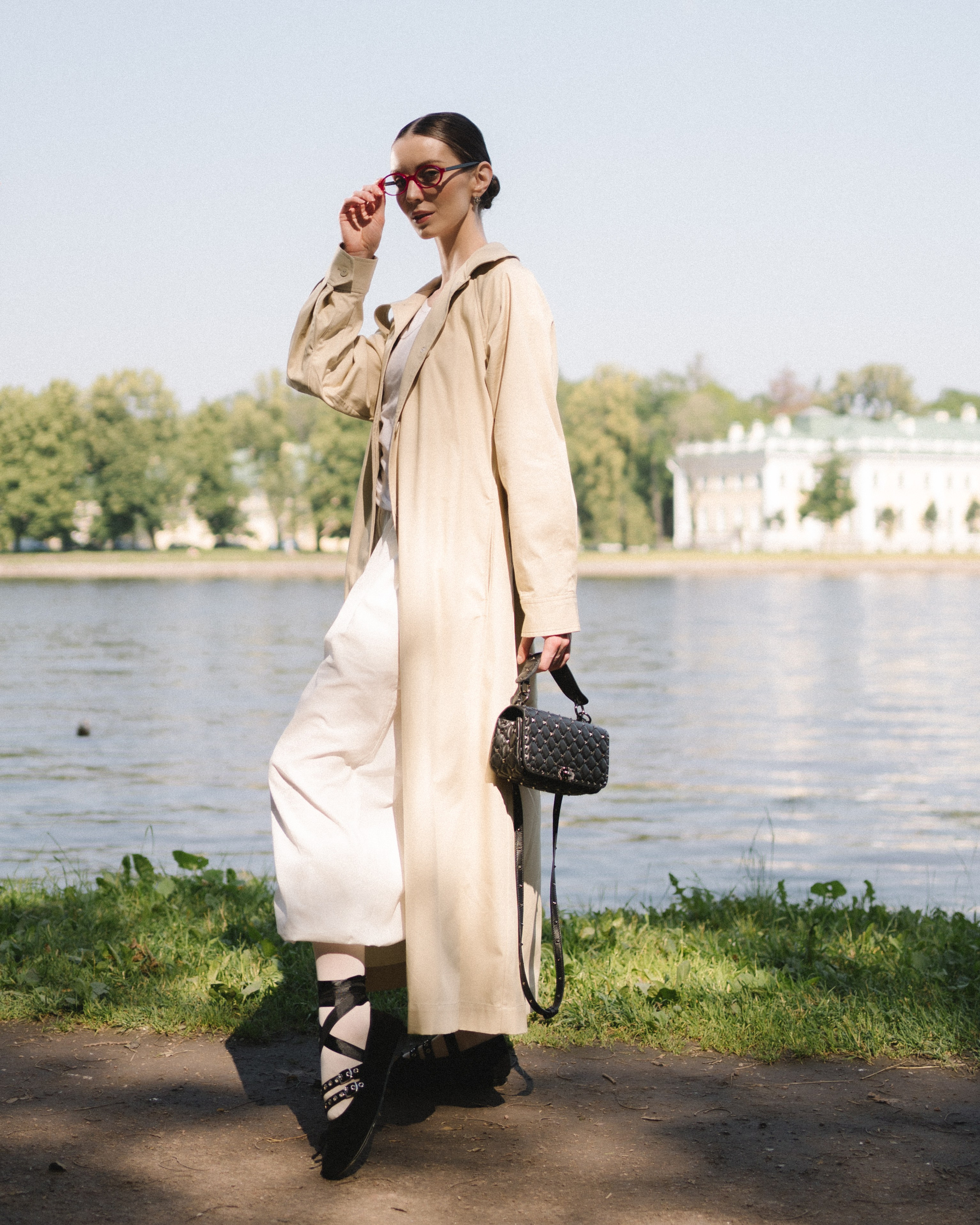 Стильная фотография девушки в модном образе у воды. 