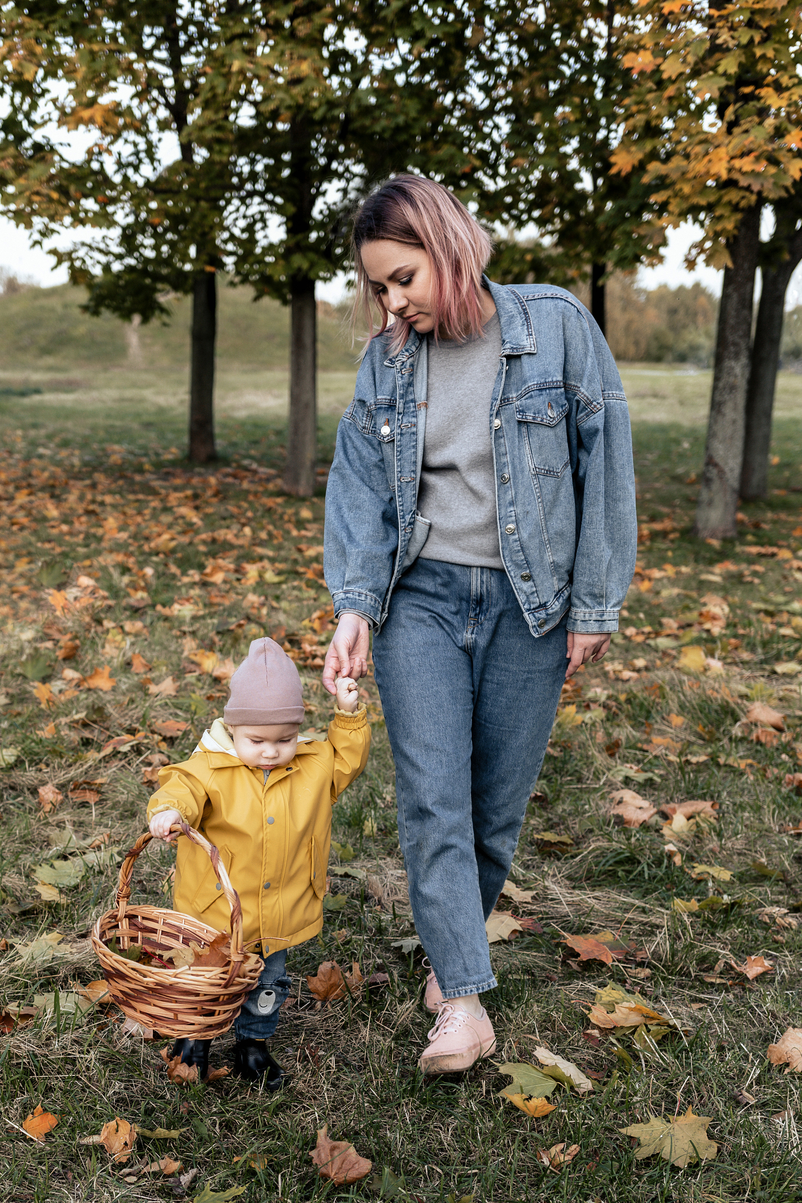 Семейная фотосессия в парке. Прогулочная фотосессия в Москве. Семейный фотограф. Фотосессия в Москве. Фотосессия в Видном. Фотограф Москва. Фотограф Видное. Свадебный и семейный фотограф. Душевный фотограф. Красивые фотографии прогулок. Заказать фотосессию. 