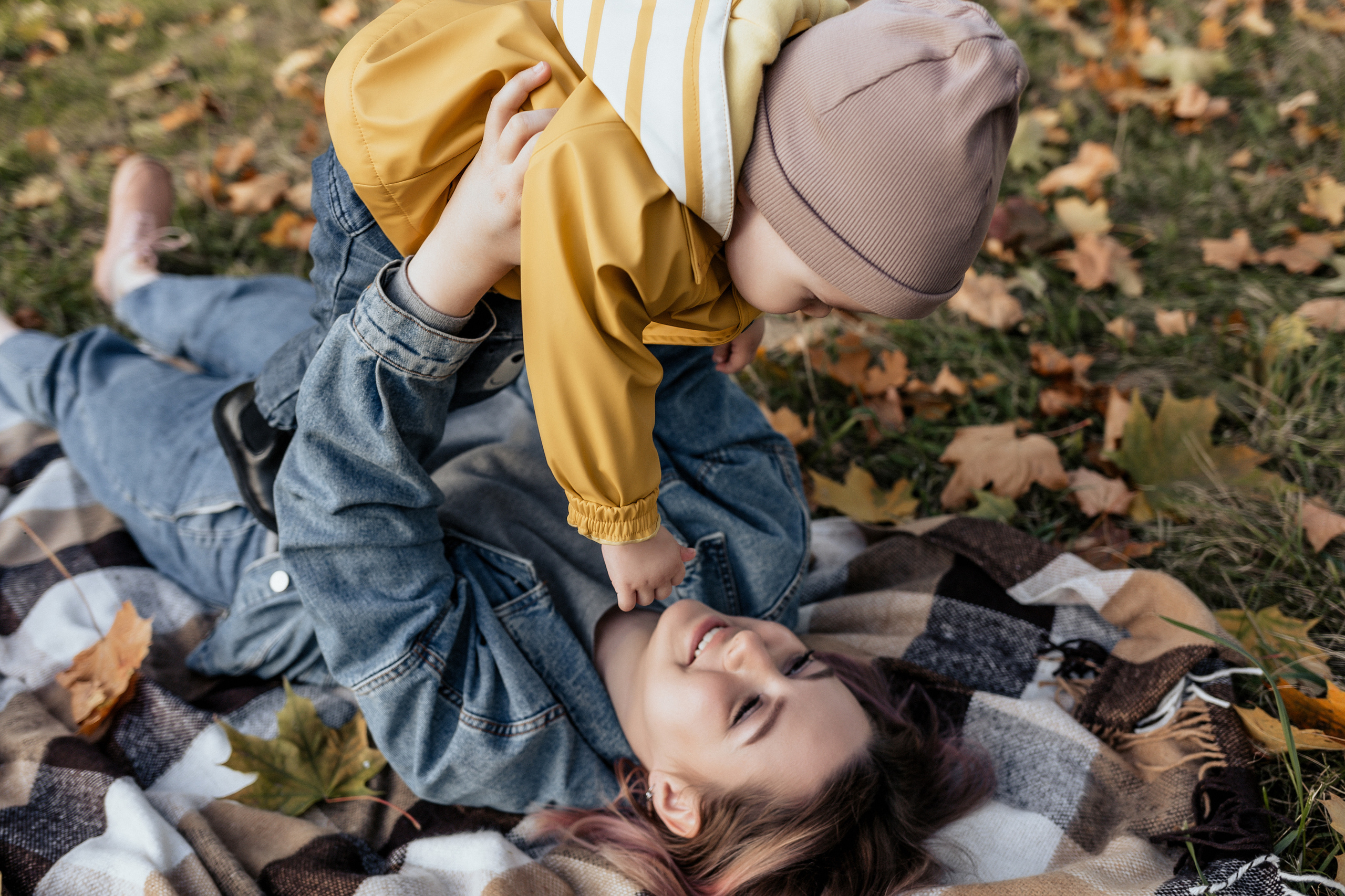 Семейная фотосессия в парке. Прогулочная фотосессия в Москве. Семейный фотограф. Фотосессия в Москве. Фотосессия в Видном. Фотограф Москва. Фотограф Видное. Свадебный и семейный фотограф. Душевный фотограф. Красивые фотографии прогулок. Заказать фотосессию. 