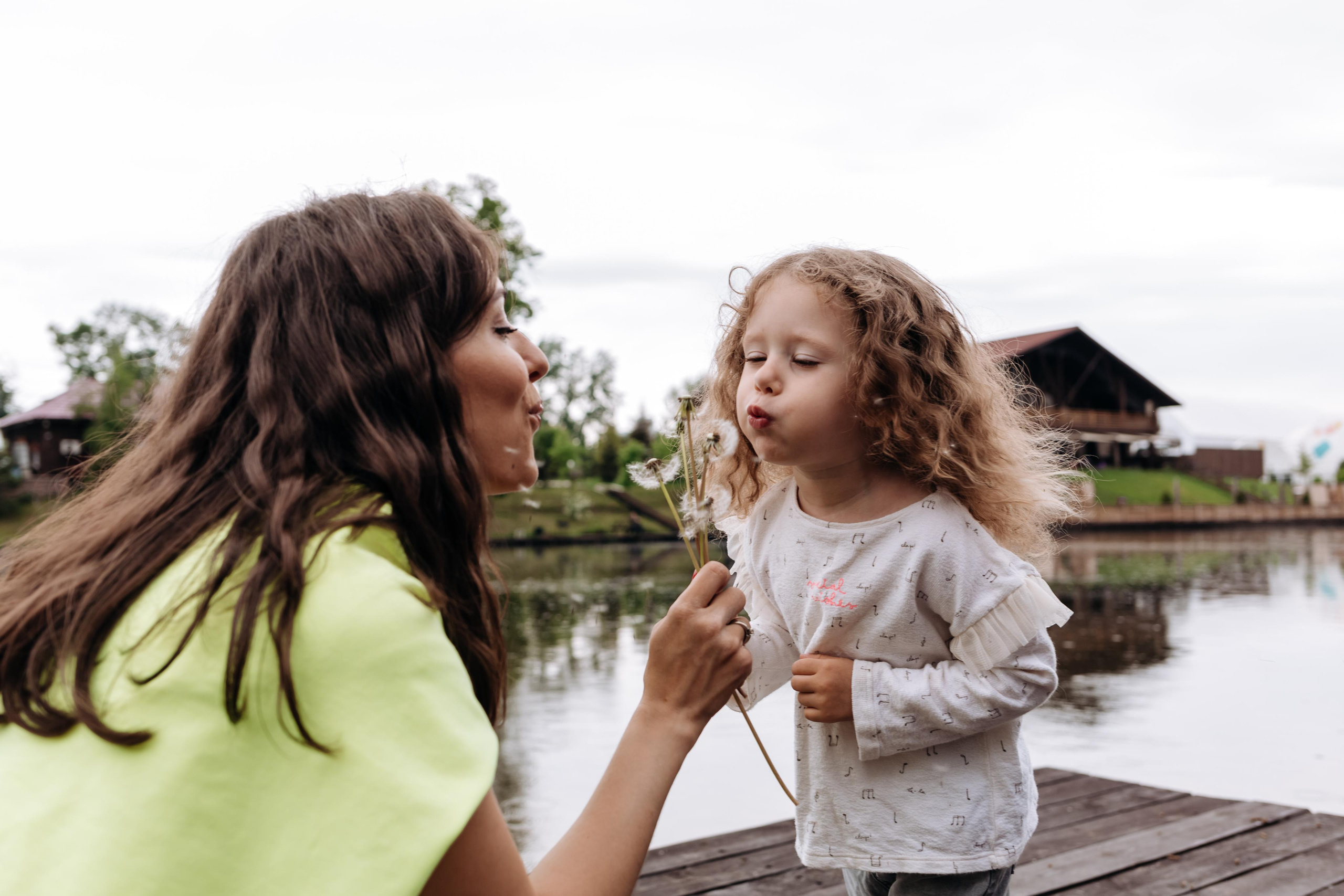 Семейная фотосессия в парке. Прогулочная фотосессия в Москве. Семейный фотограф. Фотосессия в Москве. Фотосессия в Видном. Фотограф Москва. Фотограф Видное. Свадебный и семейный фотограф. Душевный фотограф. Красивые фотографии прогулок. Заказать фотосессию. 