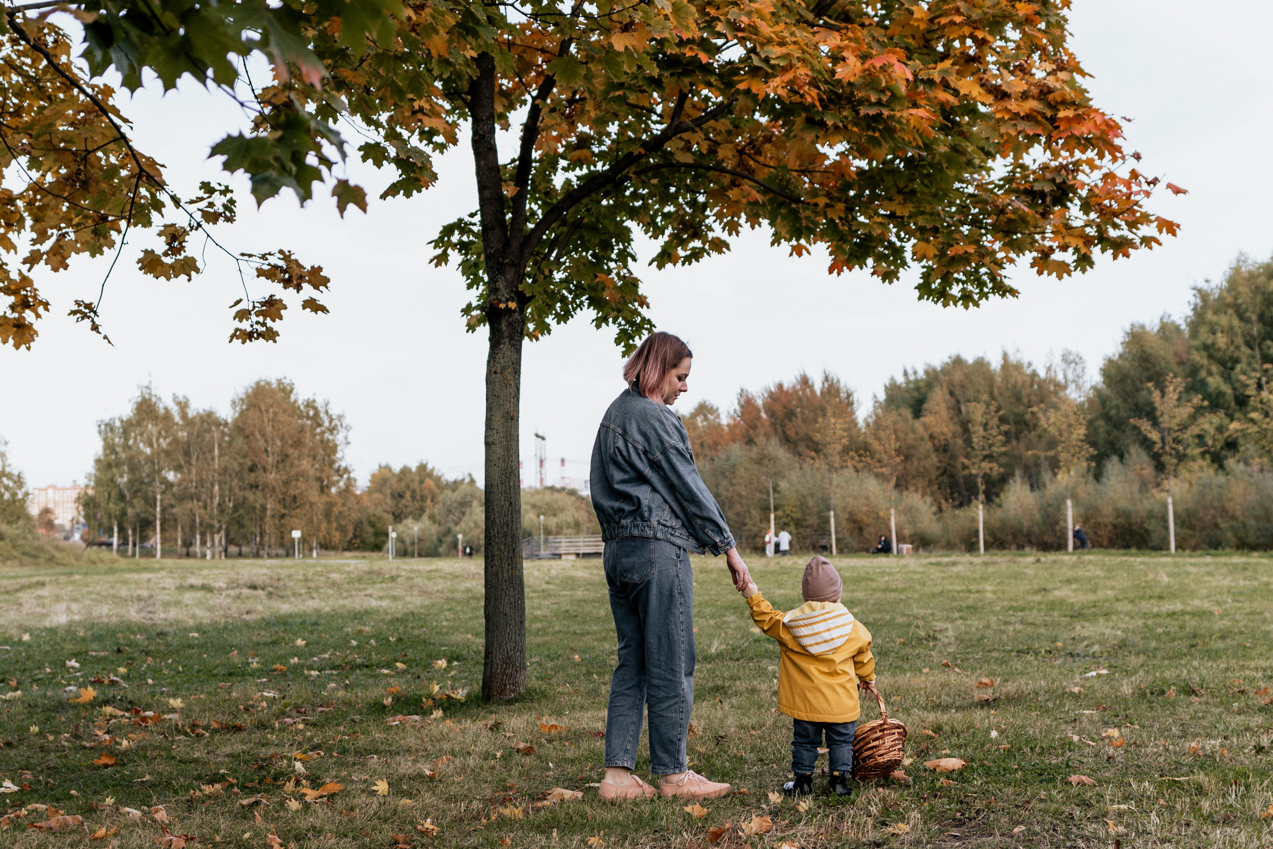 Семейная фотосессия в парке. Прогулочная фотосессия в Москве. Семейный фотограф. Фотосессия в Москве. Фотосессия в Видном. Фотограф Москва. Фотограф Видное. Свадебный и семейный фотограф. Душевный фотограф. Красивые фотографии прогулок. Заказать фотосессию. 