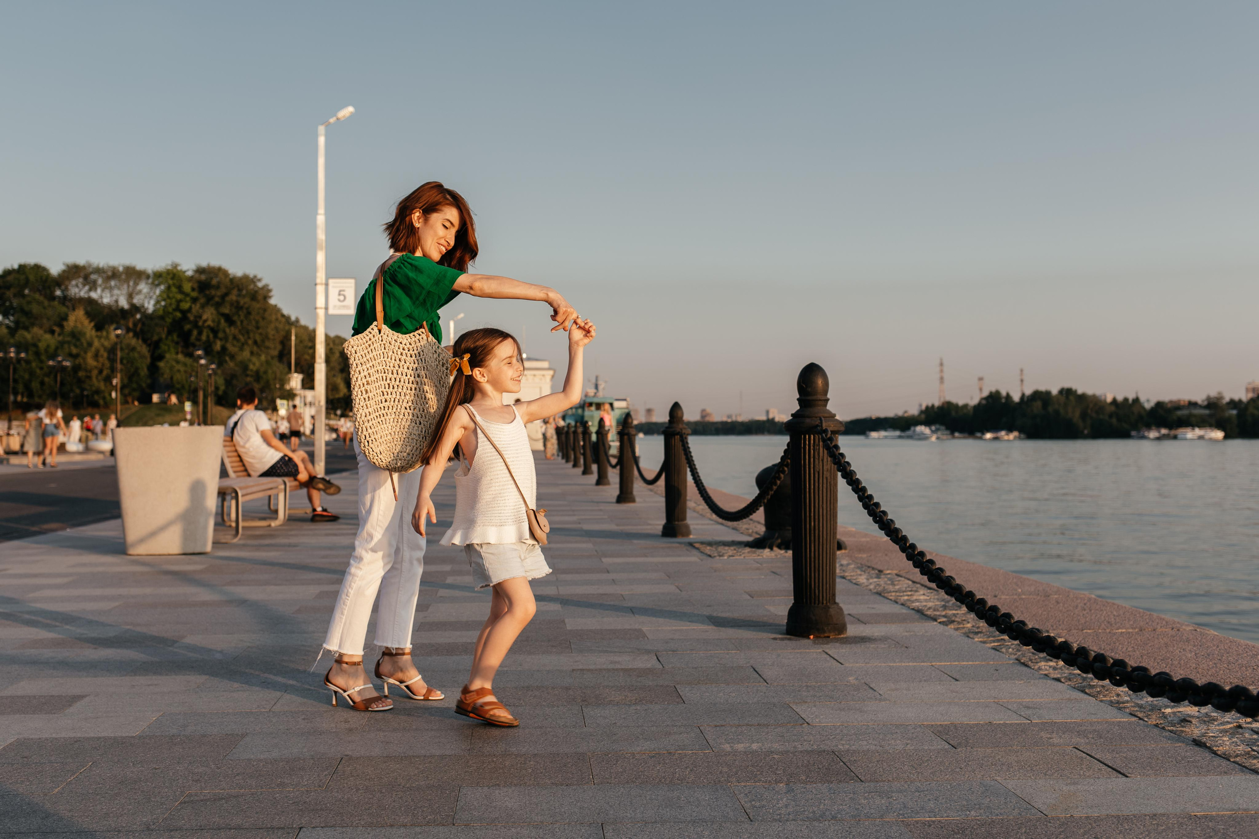 Семейная фотосессия в парке. Прогулочная фотосессия в Москве. Семейный фотограф. Фотосессия в Москве. Фотосессия в Видном. Фотограф Москва. Фотограф Видное. Свадебный и семейный фотограф. Душевный фотограф. Красивые фотографии прогулок. Заказать фотосессию. 