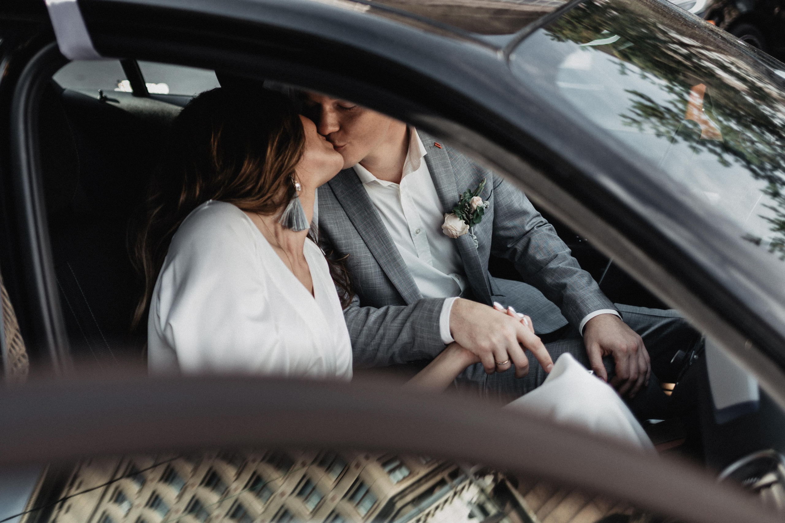 Поцелуй жениха и невесты 