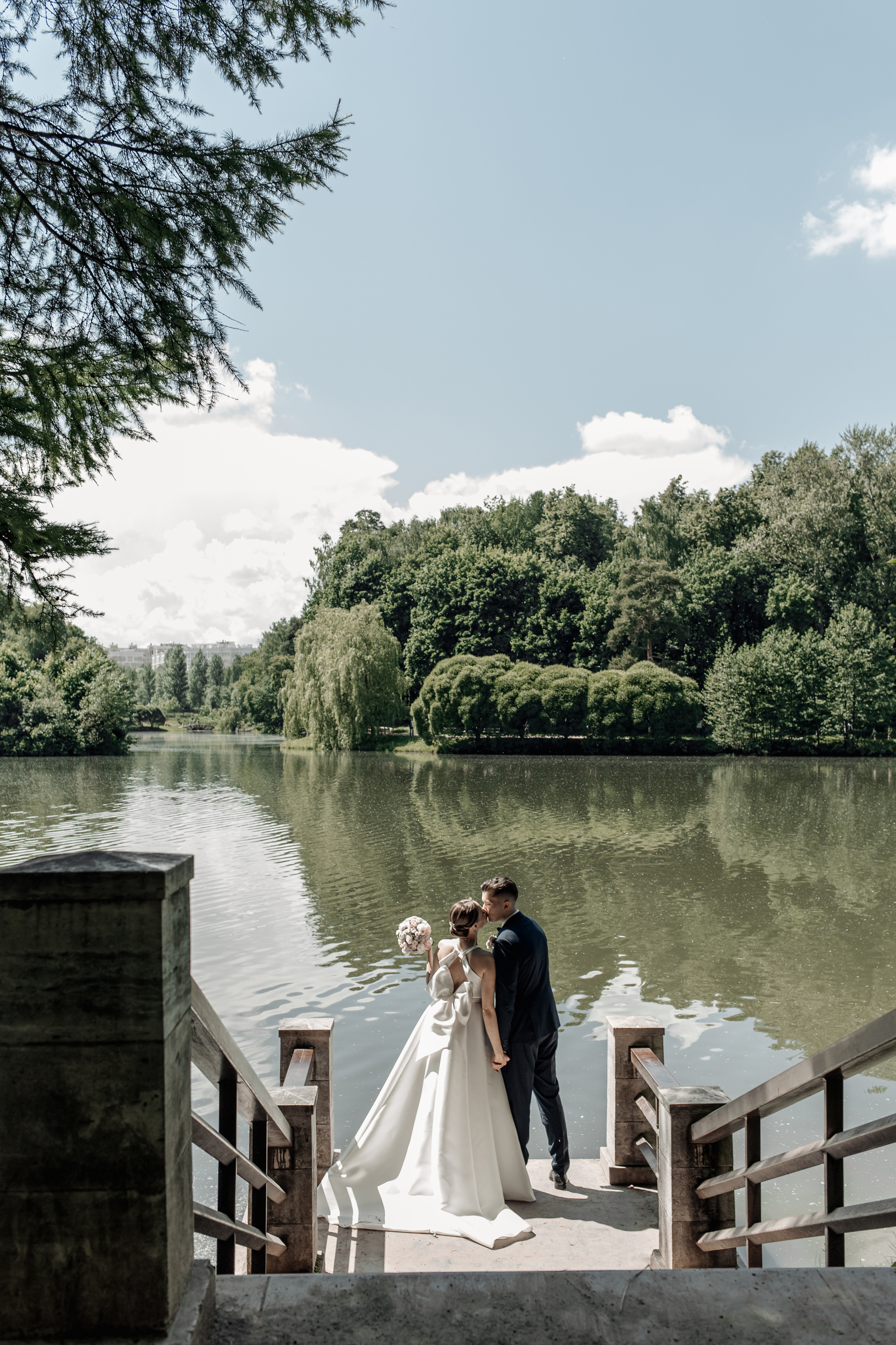 Прогулка жениха и невесты в парке