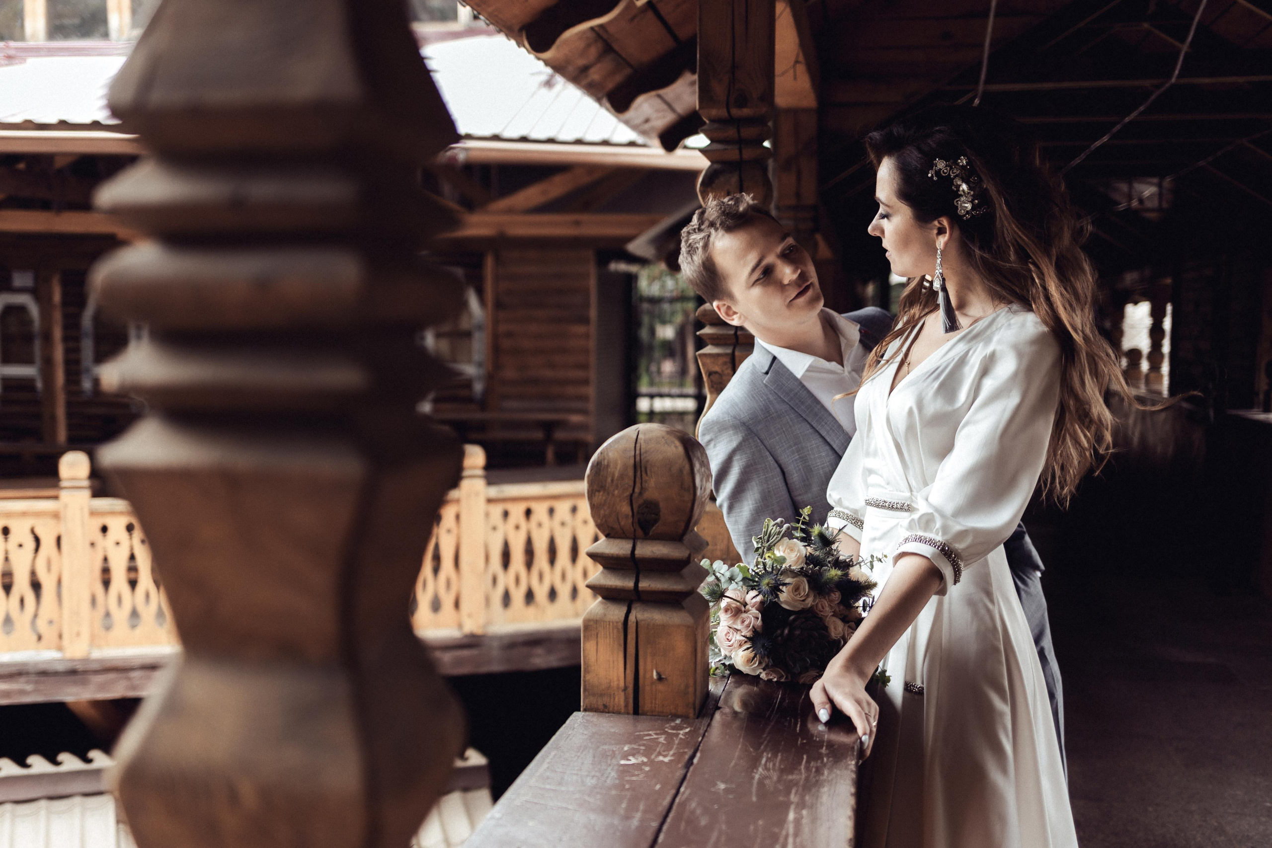 Свадебная фотосессия прогулки жениха и невесты в парке