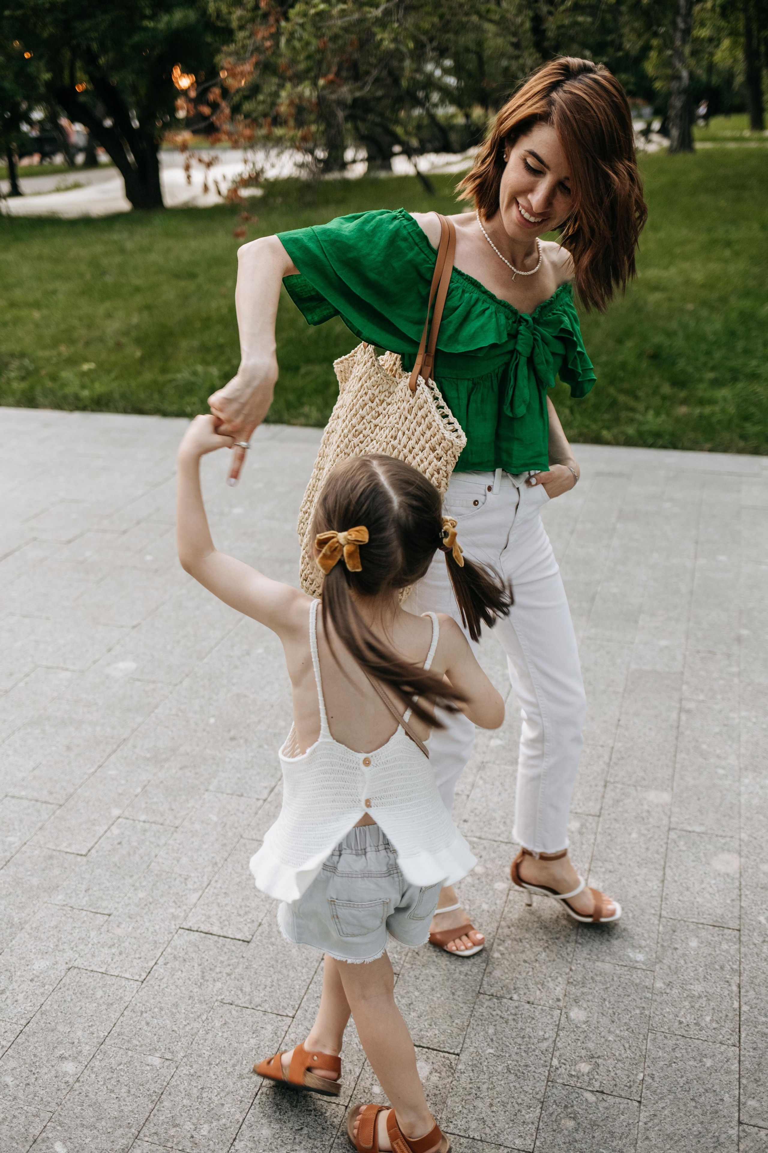 Семейная фотосессия в парке. Прогулочная фотосессия в Москве. Семейный фотограф. Фотосессия в Москве. Фотосессия в Видном. Фотограф Москва. Фотограф Видное. Свадебный и семейный фотограф. Душевный фотограф. Красивые фотографии прогулок. Заказать фотосессию. 