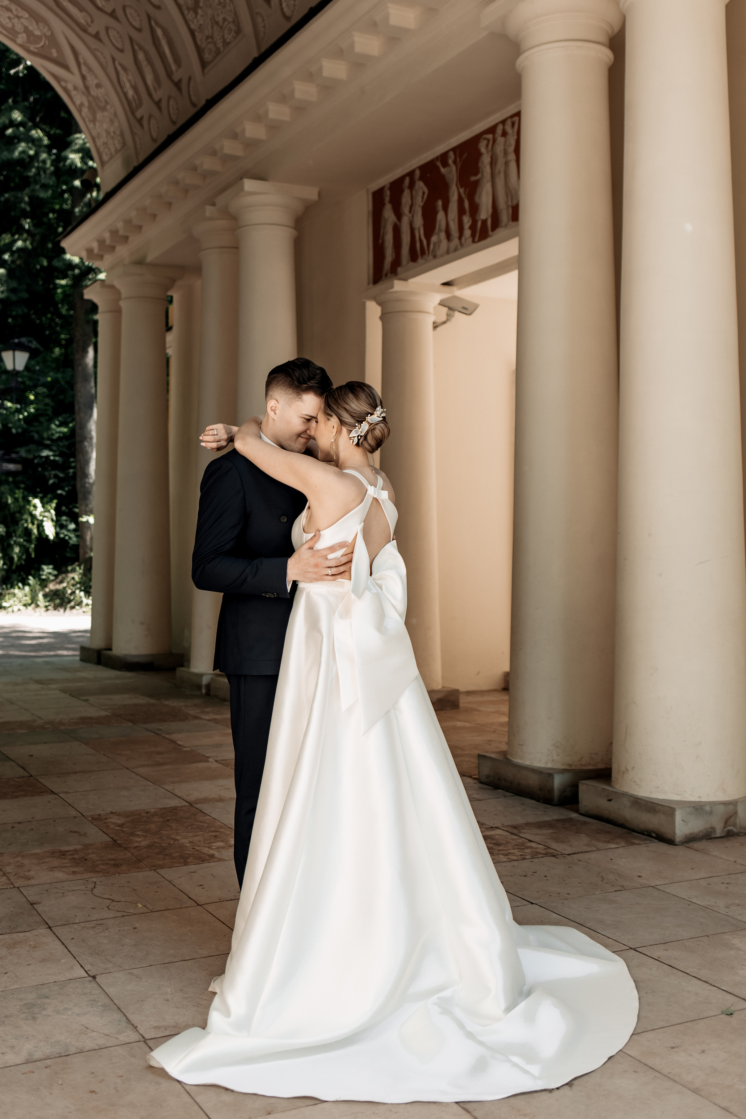 Жених и невеста в объятиях друг друга. Индивидуальный и семейный фотограф в Москве и городе Видное. Свадебный фотограф в Москве. Свадебный фотограф в Московской области. Свадебная фотосессия 2023. Заказать свадебную фотосессию. Фотограф недорого. Красивые свадебные фотографии. Душевный фотограф. Фотограф Видное. Фотограф Домодедово. Фотограф Бутово. Фотограф Москва. Фотограф Царицыно. Свадебная фотосессия в Царицыно. Семейная фотосессия. Контент-фотосессия в Москве. Контент-фотограф. Визуал для эксперта. 