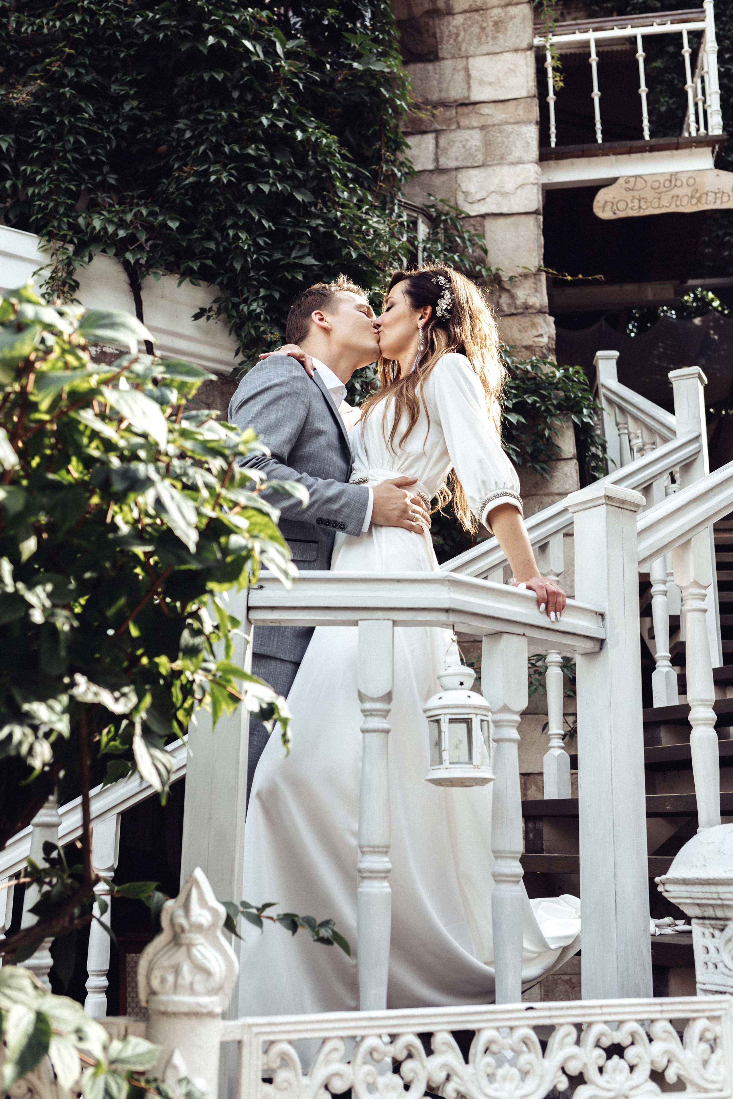 Поцелуй жениха и невесты в день свадьбы 