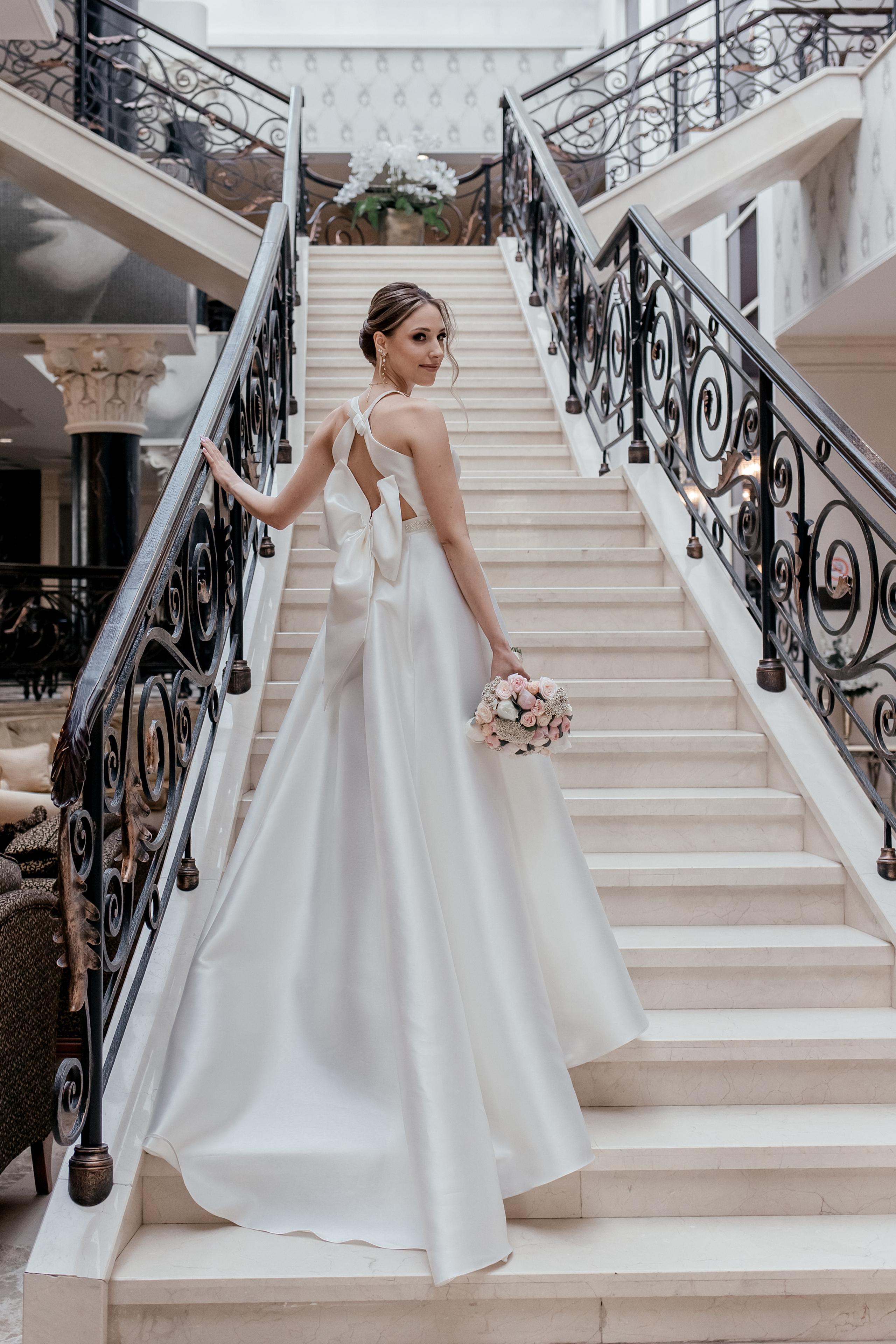 Невеста в красивом длинном платье на лестнице.Индивидуальный и семейный фотограф в Москве и городе Видное. Свадебный фотограф в Москве. Свадебный фотограф в Московской области. Свадебная фотосессия 2023. Заказать свадебную фотосессию. Фотограф недорого. Красивые свадебные фотографии. Душевный фотограф. Фотограф Видное. Фотограф Домодедово. Фотограф Бутово. Фотограф Москва. Фотограф Царицыно. Свадебная фотосессия в Царицыно. Семейная фотосессия. Контент-фотосессия в Москве. Контент-фотограф. Визуал для эксперта.  