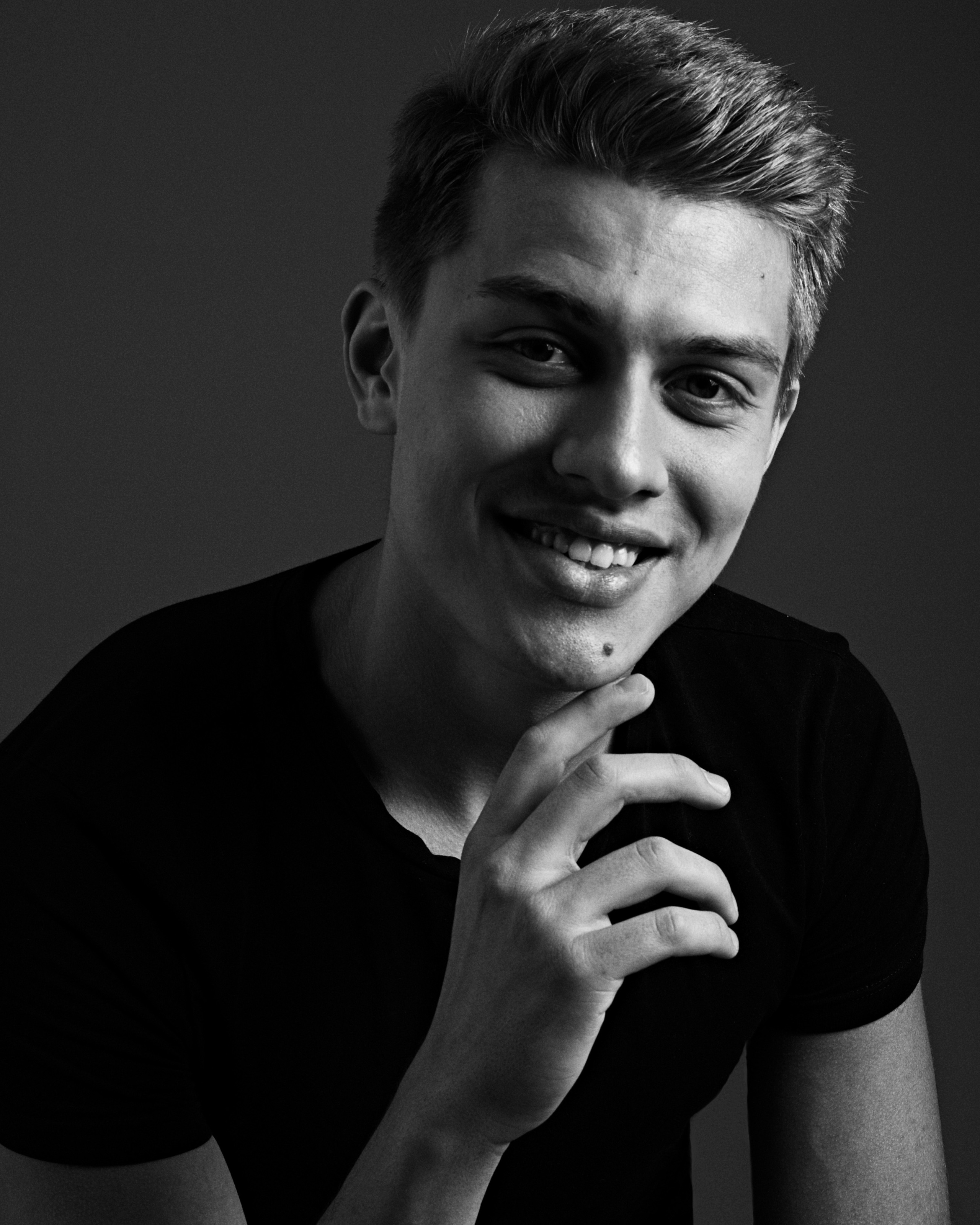 Мужская фотосессия в Москве. Мужской портрет. Мужской фотограф. Фотографии мужчин. Контент для мужчины. Бизнес портрет. Фотосессия для бизнеса.