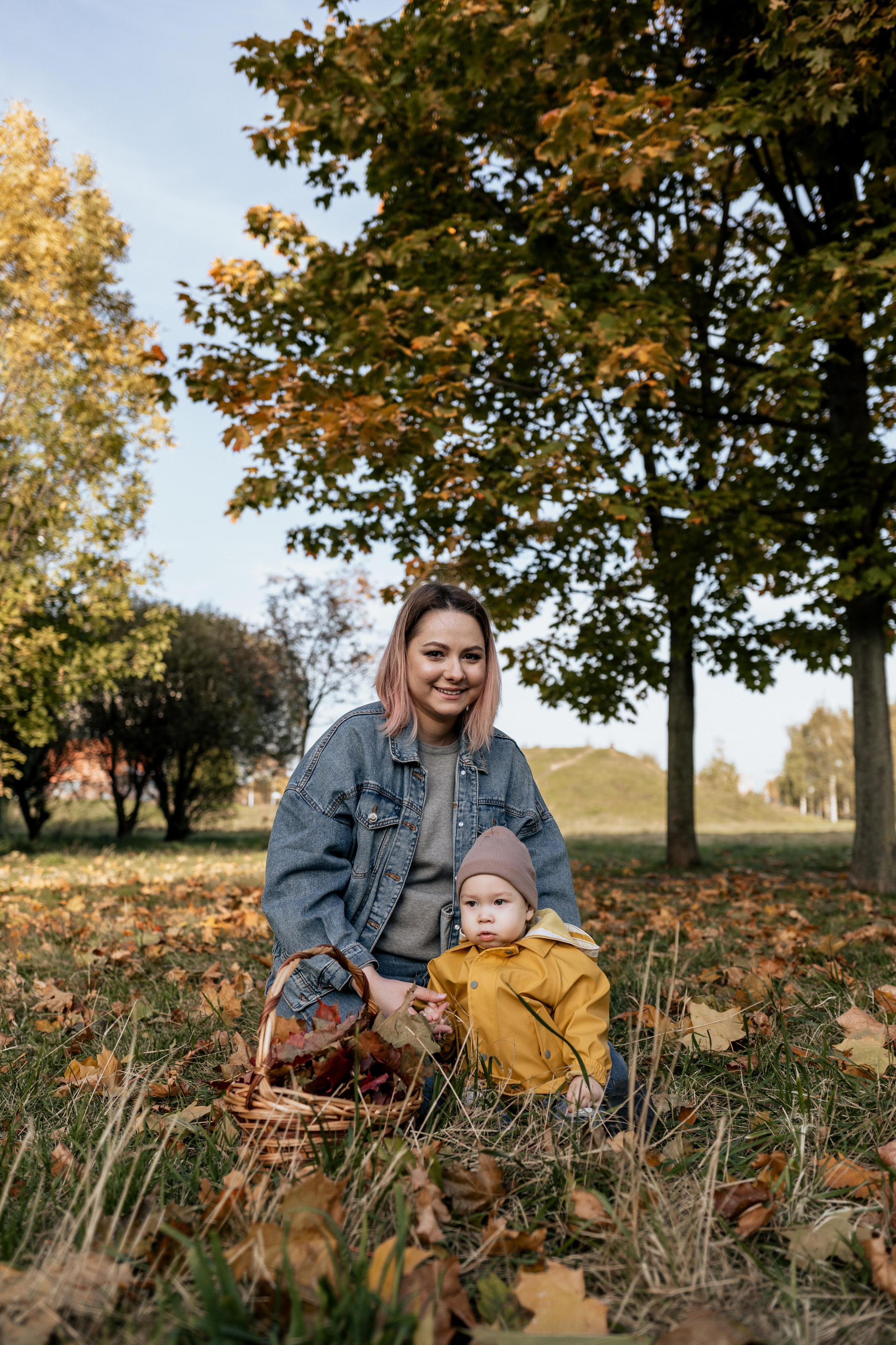 Семейная фотосессия в парке. Прогулочная фотосессия в Москве. Семейный фотограф. Фотосессия в Москве. Фотосессия в Видном. Фотограф Москва. Фотограф Видное. Свадебный и семейный фотограф. Душевный фотограф. Красивые фотографии прогулок. Заказать фотосессию. 