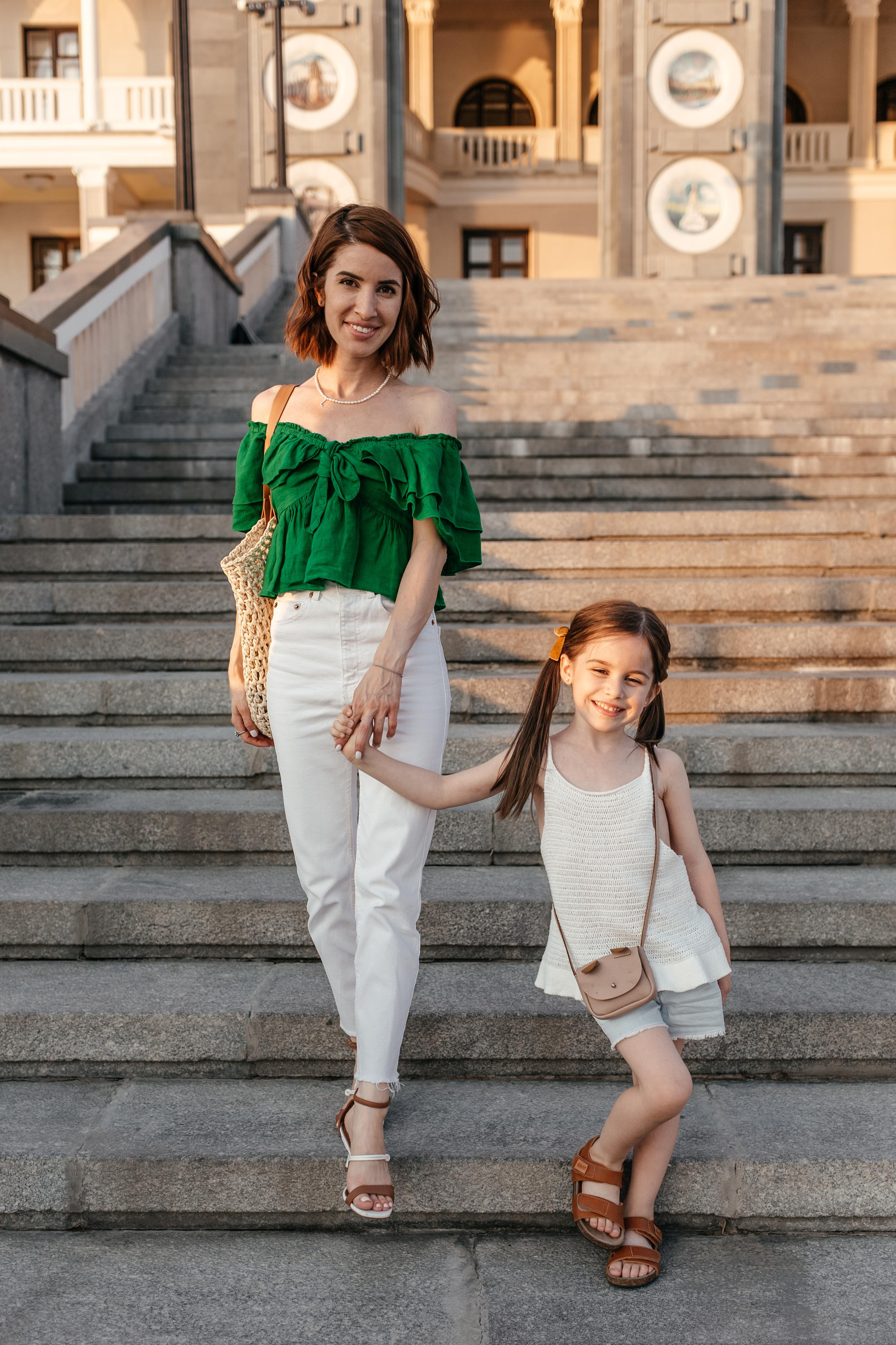 Мама гуляет с дочкой на Северном речном вокзале. Семейная фотосессия в парке. Прогулочная фотосессия в Москве. Семейный фотограф. Фотосессия в Москве. Фотосессия в Видном. Фотограф Москва. Фотограф Видное. Свадебный и семейный фотограф. Душевный фотограф. Красивые фотографии прогулок. Заказать фотосессию. 