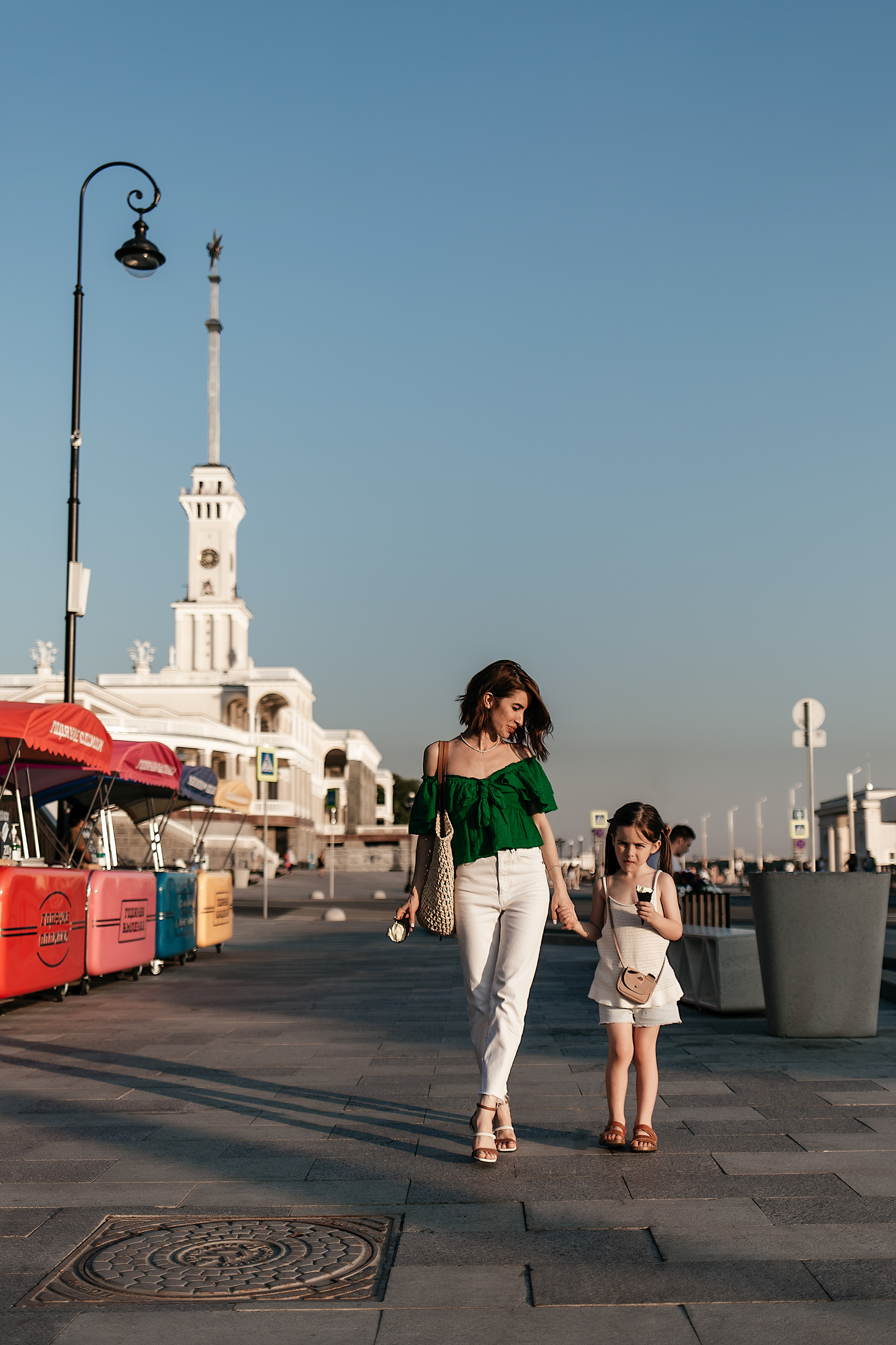 Семейная фотосессия в парке. Прогулочная фотосессия в Москве. Семейный фотограф. Фотосессия в Москве. Фотосессия в Видном. Фотограф Москва. Фотограф Видное. Свадебный и семейный фотограф. Душевный фотограф. Красивые фотографии прогулок. Заказать фотосессию. 