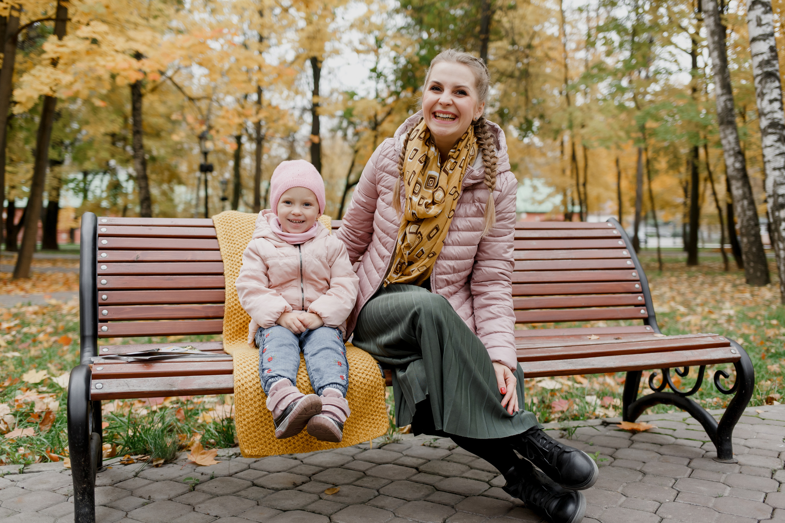 Семейная фотосессия в парке. Прогулочная фотосессия в Москве. Семейный фотограф. Фотосессия в Москве. Фотосессия в Видном. Фотограф Москва. Фотограф Видное. Свадебный и семейный фотограф. Душевный фотограф. Красивые фотографии прогулок. Заказать фотосессию. 
