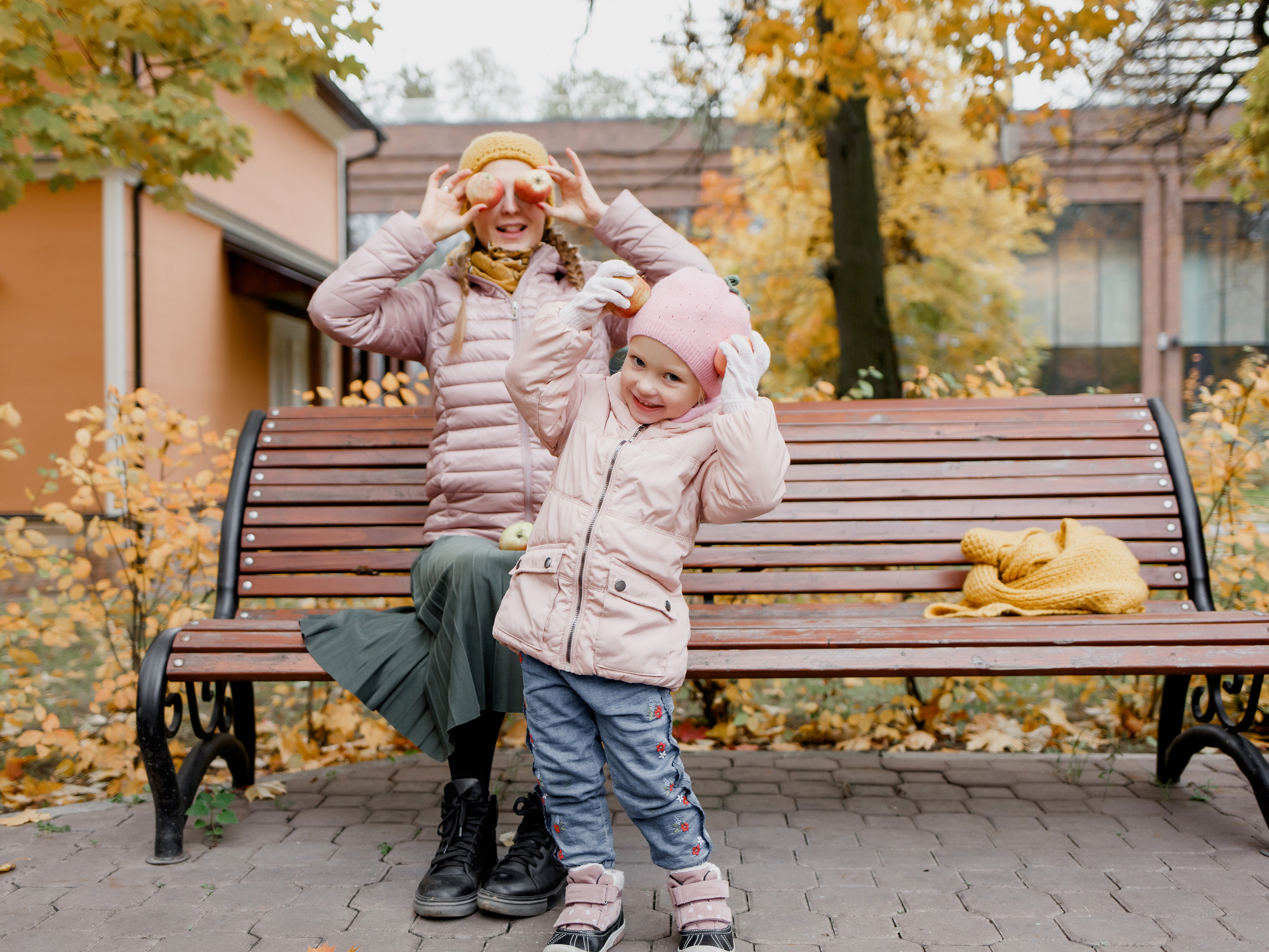 Семейная фотосессия в парке. Прогулочная фотосессия в Москве. Семейный фотограф. Фотосессия в Москве. Фотосессия в Видном. Фотограф Москва. Фотограф Видное. Свадебный и семейный фотограф. Душевный фотограф. Красивые фотографии прогулок. Заказать фотосессию. 