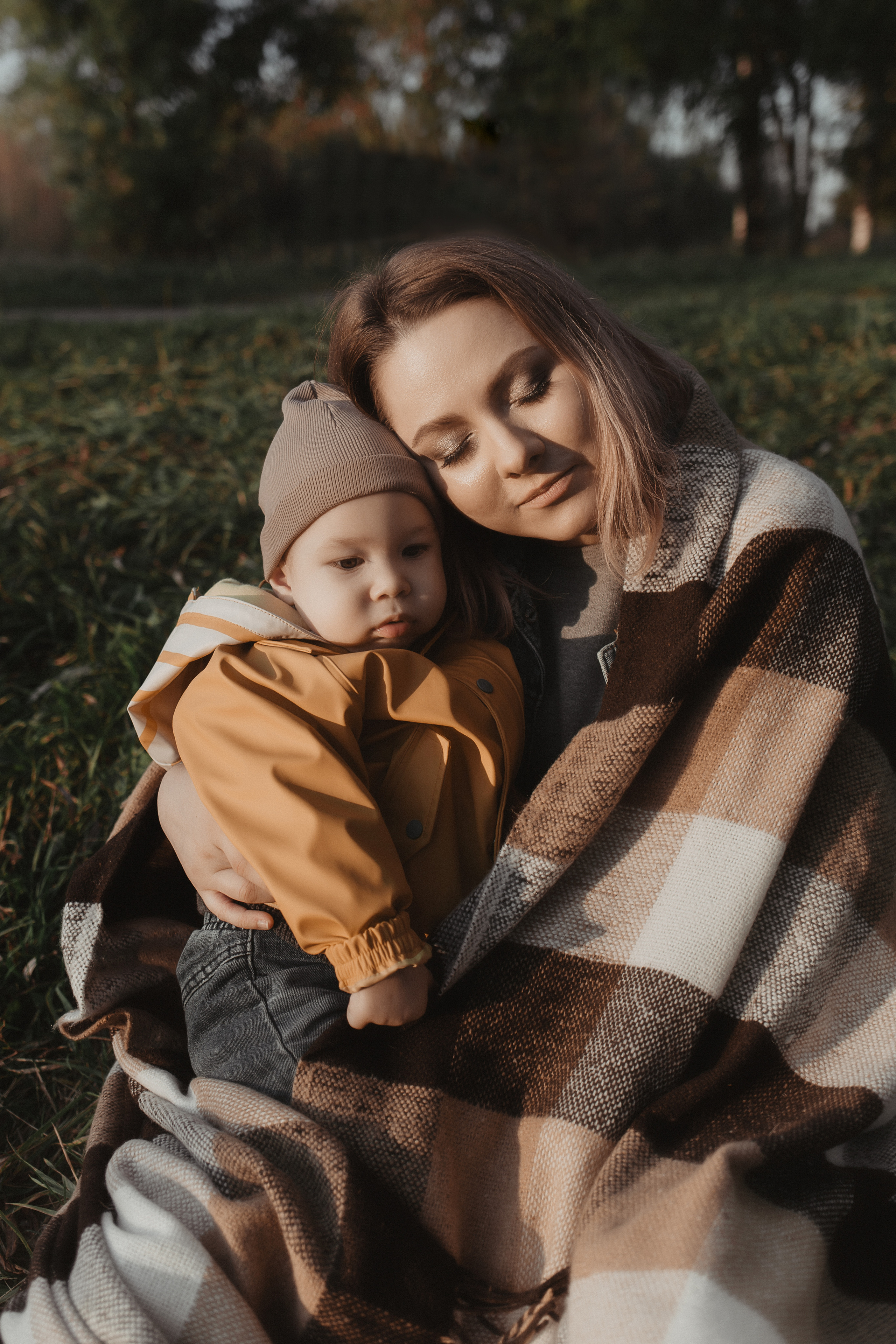 Семейная фотосессия в парке. Прогулочная фотосессия в Москве. Семейный фотограф. Фотосессия в Москве. Фотосессия в Видном. Фотограф Москва. Фотограф Видное. Свадебный и семейный фотограф. Душевный фотограф. Красивые фотографии прогулок. Заказать фотосессию. 