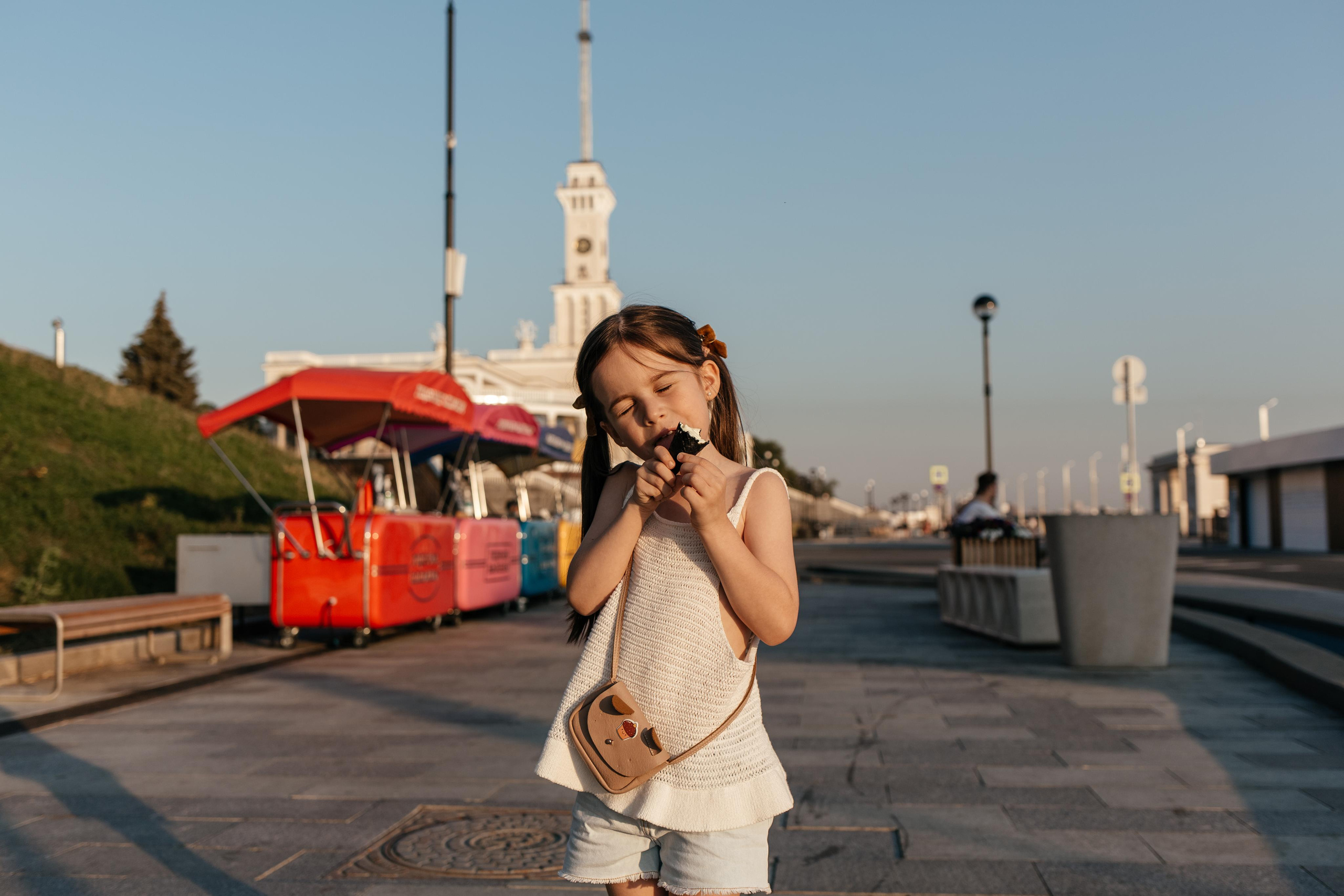 Маленькая девочка ест мороженое в парке. Семейная фотосессия в парке. Прогулочная фотосессия в Москве. Семейный фотограф. Фотосессия в Москве. Фотосессия в Видном. Фотограф Москва. Фотограф Видное. Свадебный и семейный фотограф. Душевный фотограф. Красивые фотографии прогулок. 