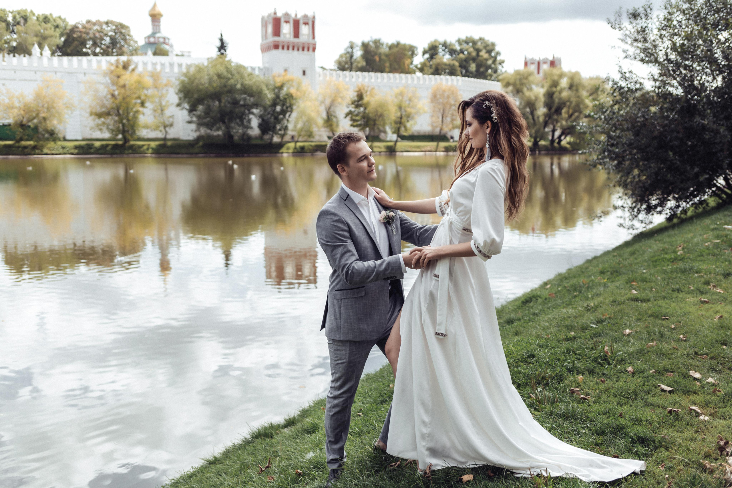 Свадебная фотосессия прогулки жениха и невесты в парке