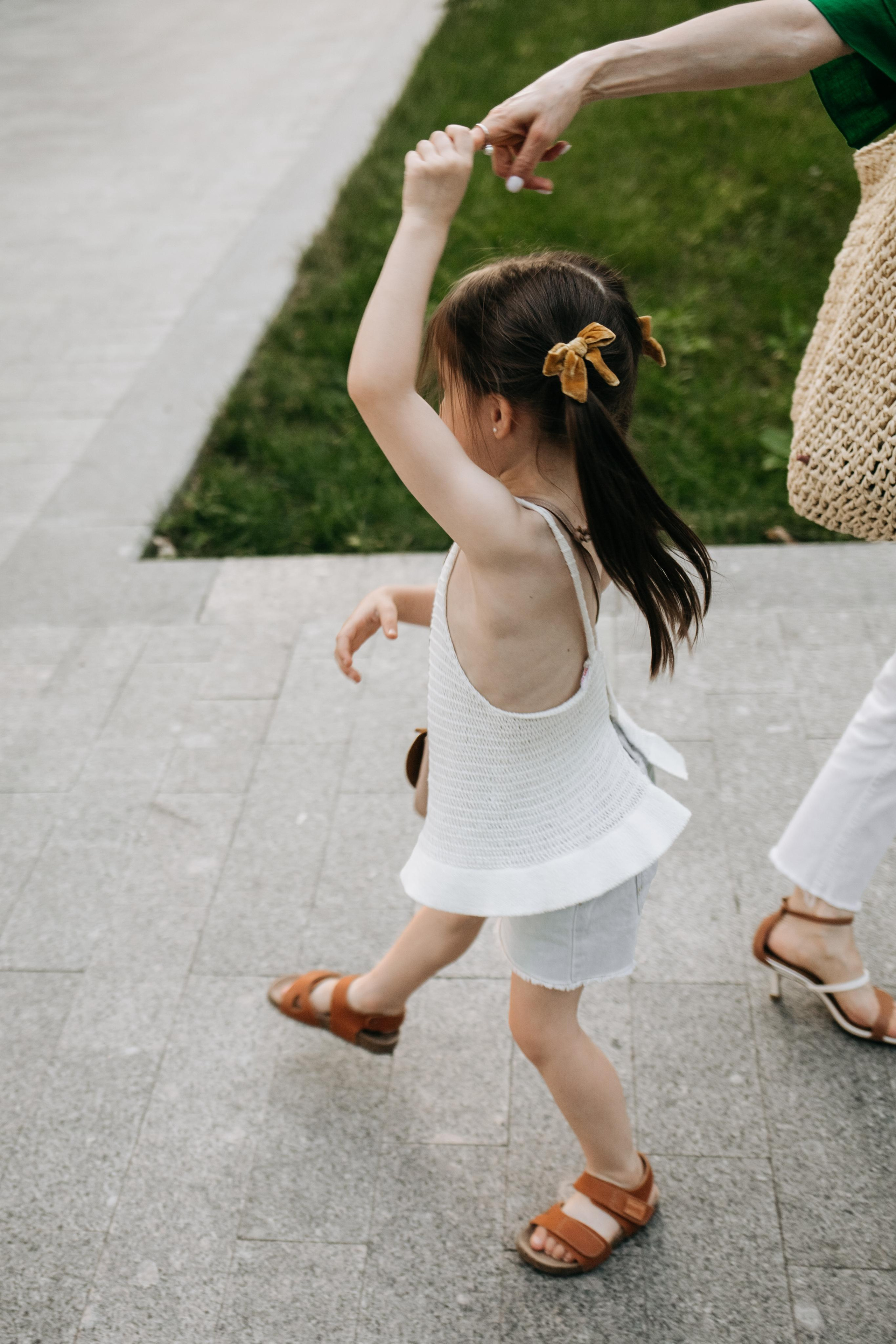 Маленькая девочка танцует. Семейная фотосессия в парке. Прогулочная фотосессия в Москве. Семейный фотограф. Фотосессия в Москве. Фотосессия в Видном. Фотограф Москва. Фотограф Видное. Свадебный и семейный фотограф. Душевный фотограф. Красивые фотографии прогулок. Заказать фотосессию. 