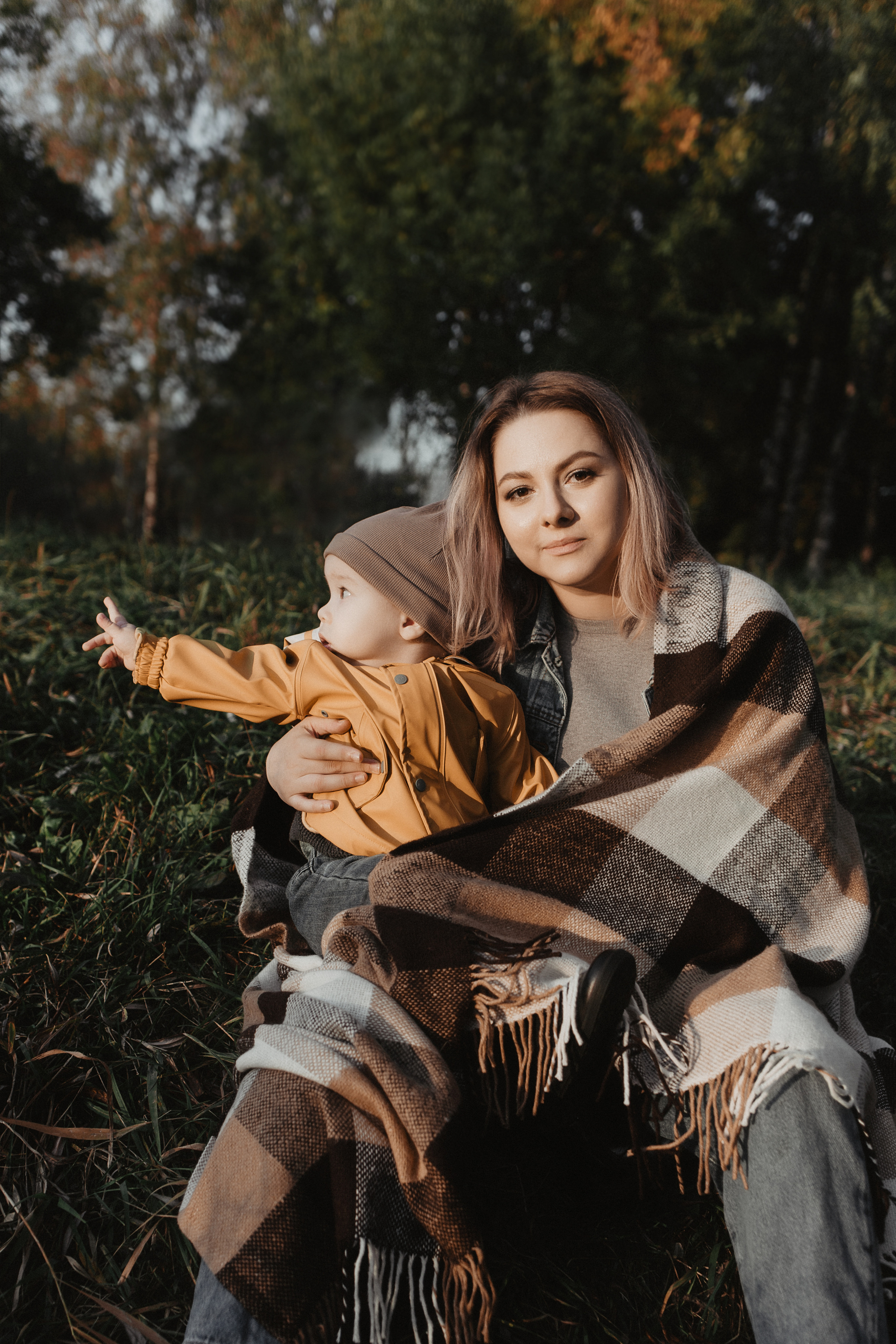 Семейная фотосессия в парке. Прогулочная фотосессия в Москве. Семейный фотограф. Фотосессия в Москве. Фотосессия в Видном. Фотограф Москва. Фотограф Видное. Свадебный и семейный фотограф. Душевный фотограф. Красивые фотографии прогулок. Заказать фотосессию. 