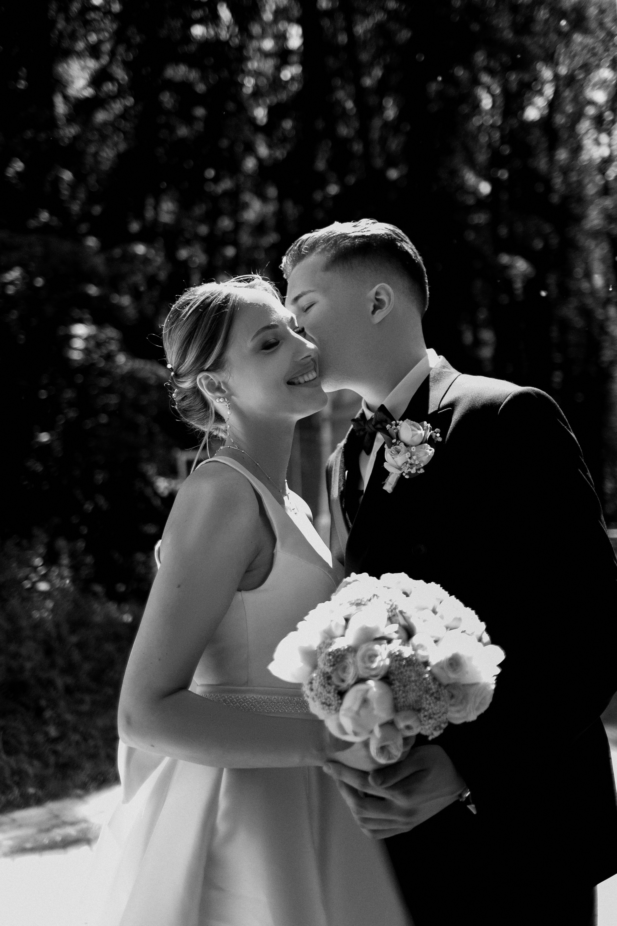 Поцелуй жениха и невесты 