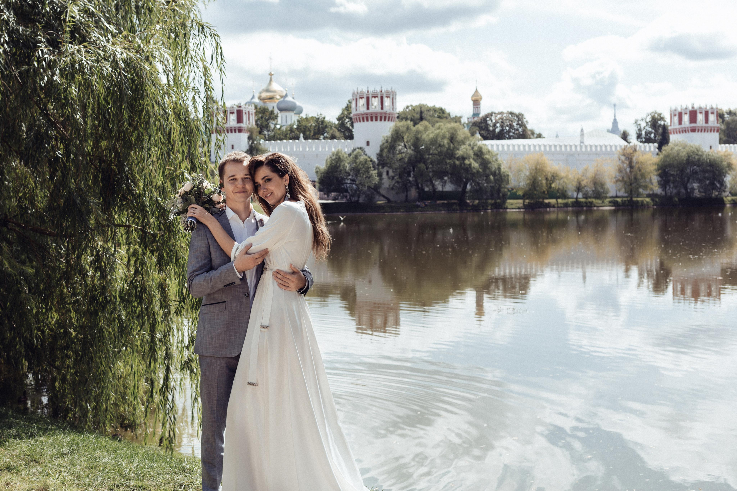 Свадебная фотосессия прогулки жениха и невесты в парке