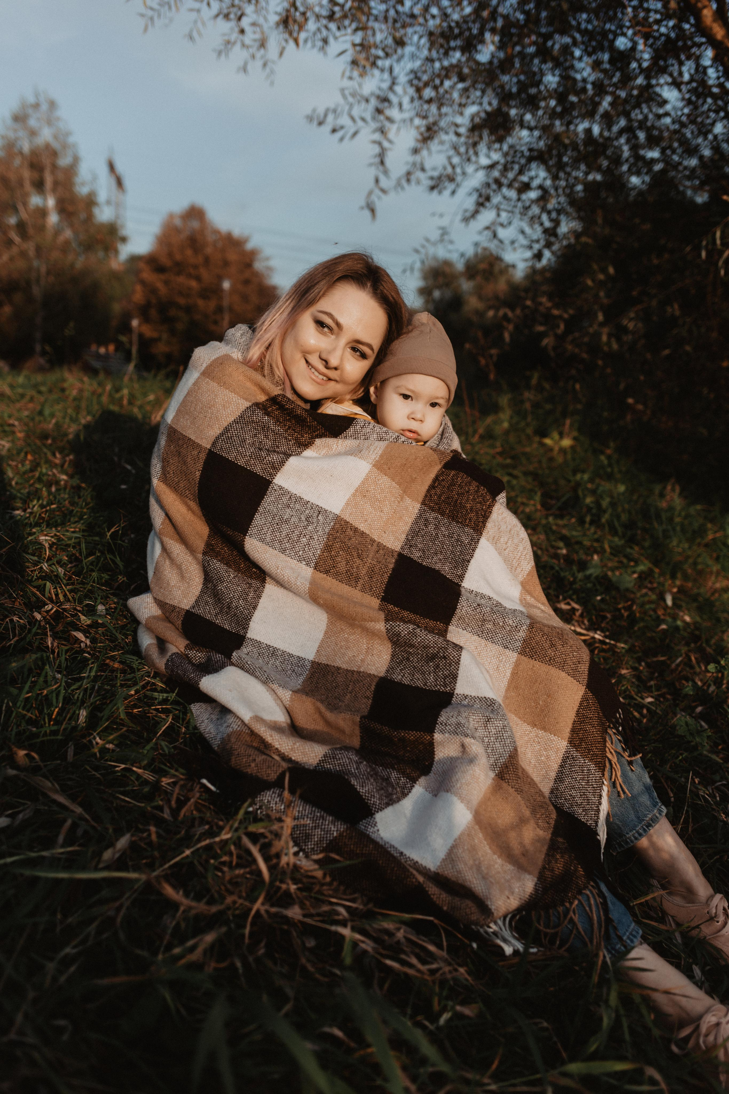 Семейная фотосессия в парке. Прогулочная фотосессия в Москве. Семейный фотограф. Фотосессия в Москве. Фотосессия в Видном. Фотограф Москва. Фотограф Видное. Свадебный и семейный фотограф. Душевный фотограф. Красивые фотографии прогулок. Заказать фотосессию. 