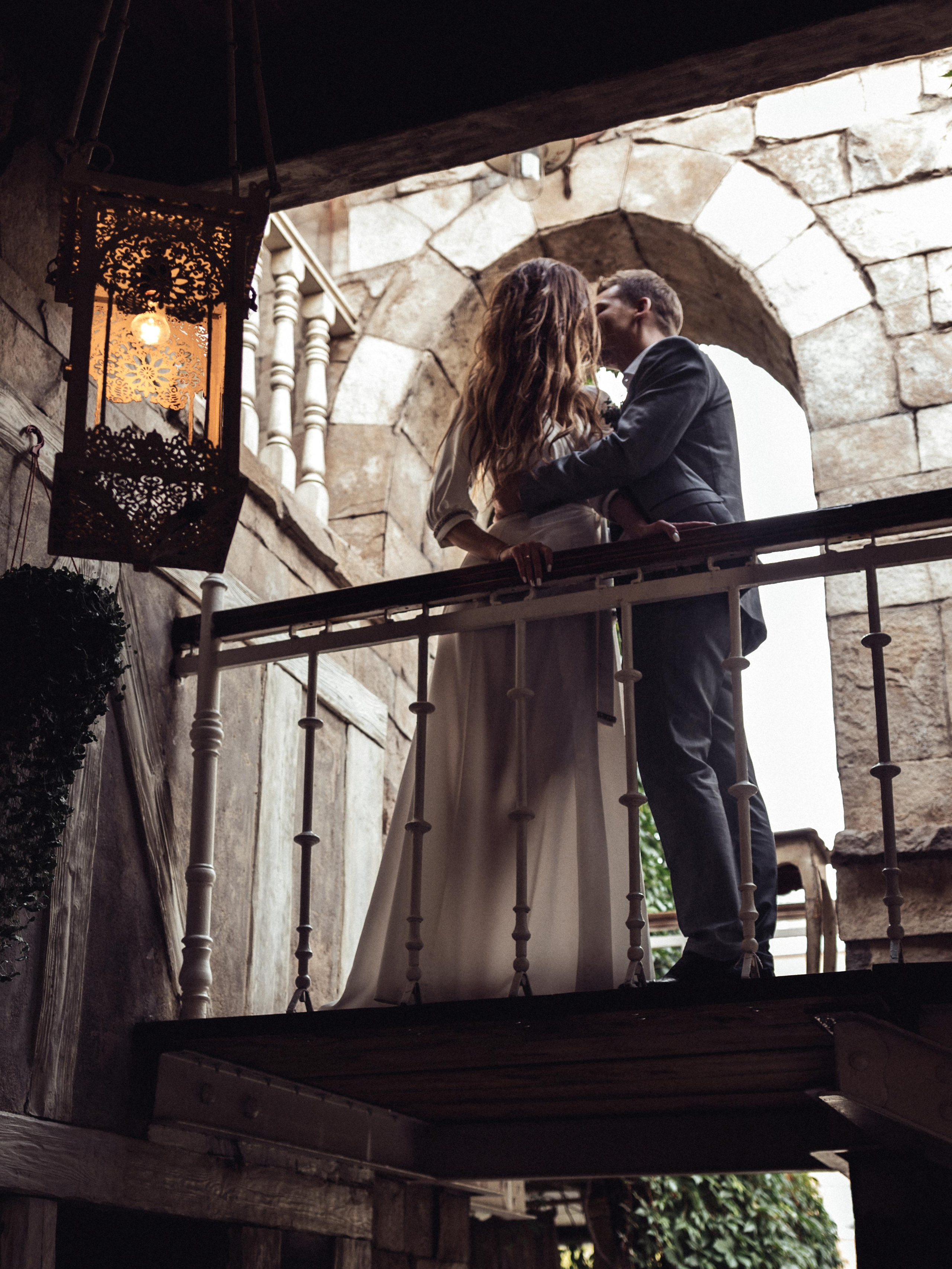 Свадебная фотосессия прогулки жениха и невесты 