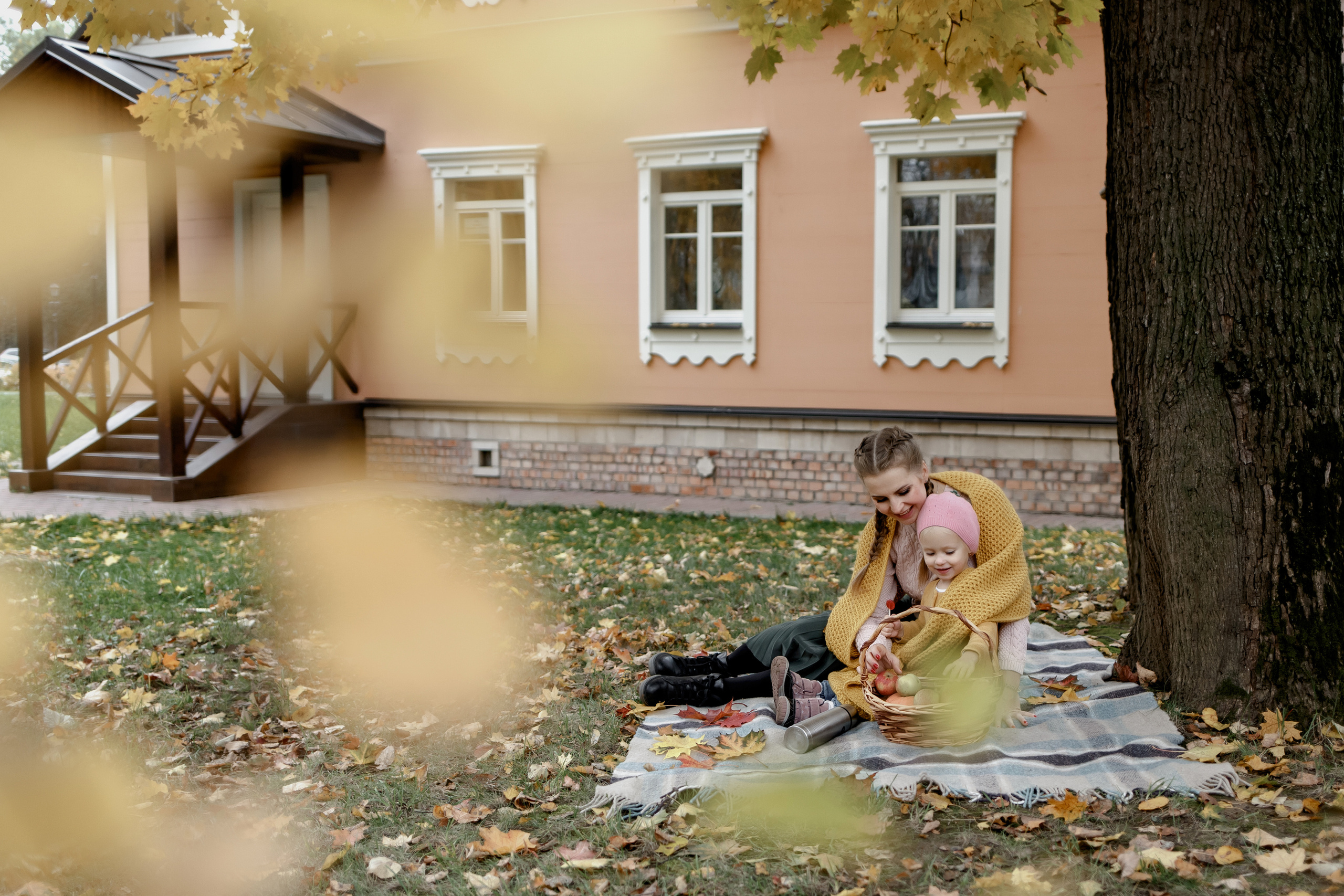 Семейная фотосессия в парке. Прогулочная фотосессия в Москве. Семейный фотограф. Фотосессия в Москве. Фотосессия в Видном. Фотограф Москва. Фотограф Видное. Свадебный и семейный фотограф. Душевный фотограф. Красивые фотографии прогулок. Заказать фотосессию. 