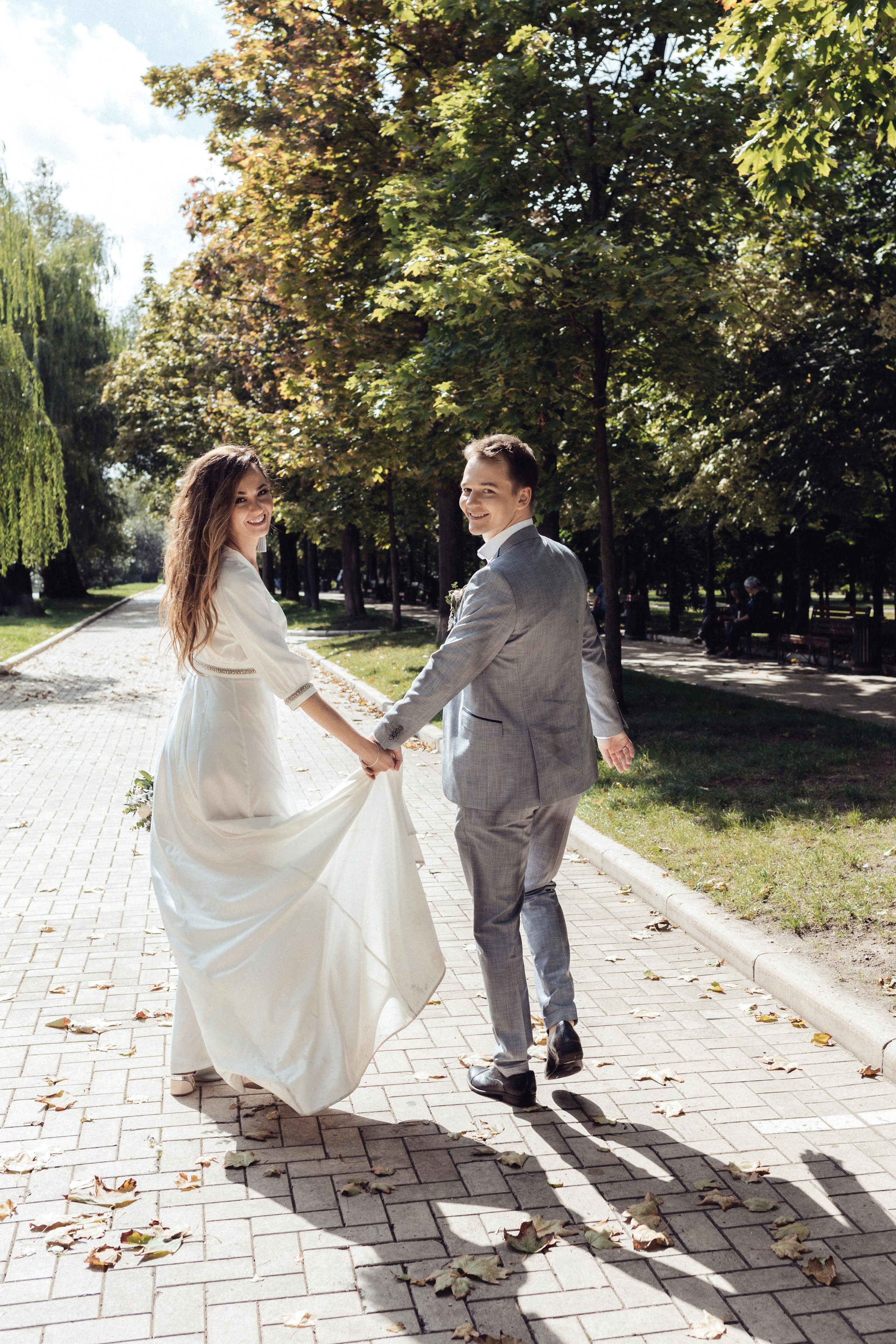 Свадебная фотосессия прогулки жениха и невесты в парке