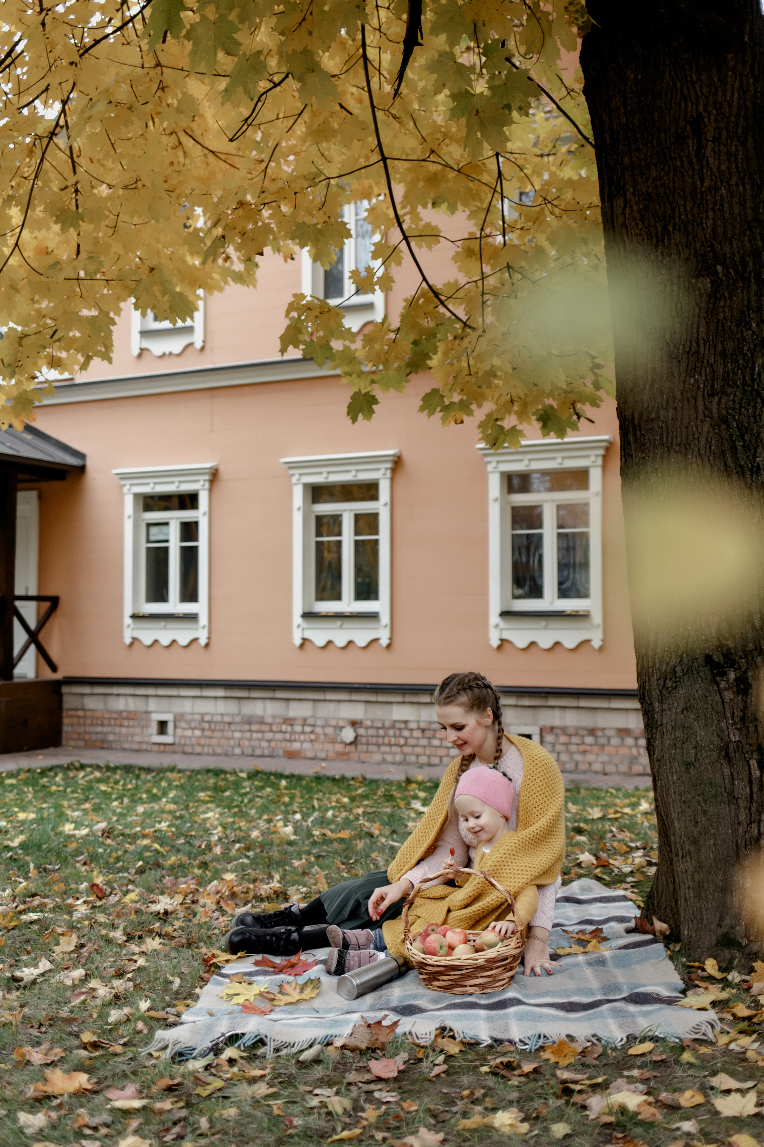 Семейная фотосессия в парке. Прогулочная фотосессия в Москве. Семейный фотограф. Фотосессия в Москве. Фотосессия в Видном. Фотограф Москва. Фотограф Видное. Свадебный и семейный фотограф. Душевный фотограф. Красивые фотографии прогулок. Заказать фотосессию. 