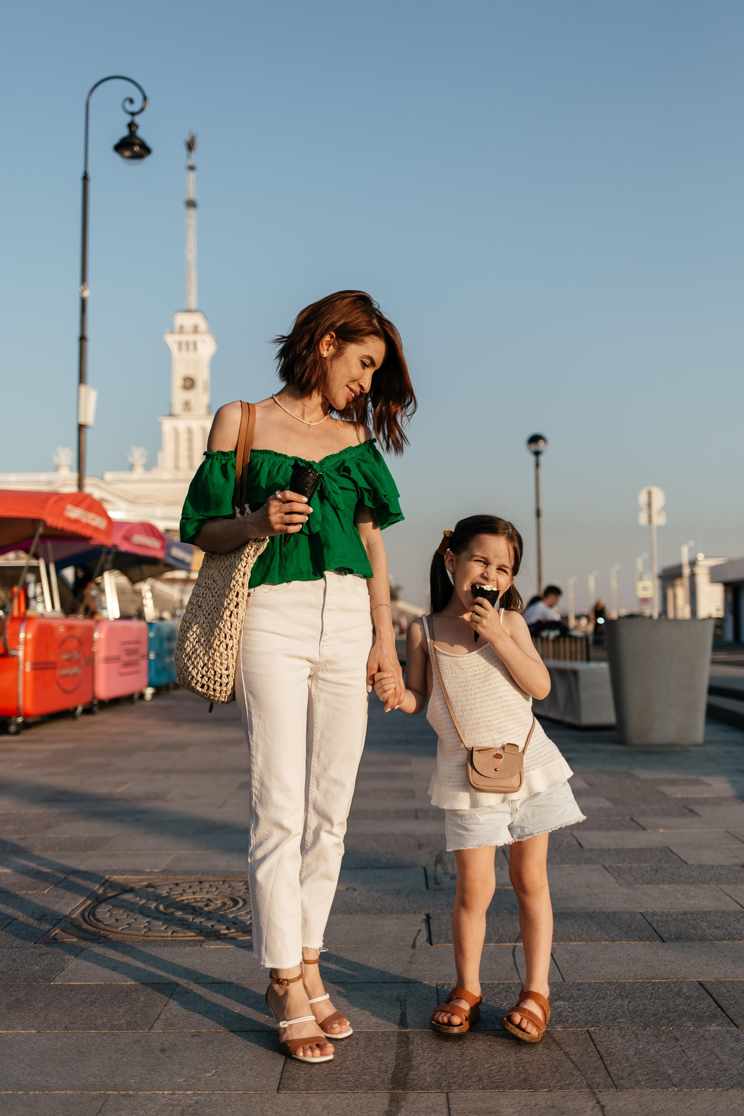 Мама и дочка поедают мороженое летом в парке. Семейная фотосессия в парке. Прогулочная фотосессия в Москве. Семейный фотограф. Фотосессия в Москве. Фотосессия в Видном. Фотограф Москва. Фотограф Видное. Свадебный и семейный фотограф. Душевный фотограф. Красивые фотографии прогулок. Заказать фотосессию. 