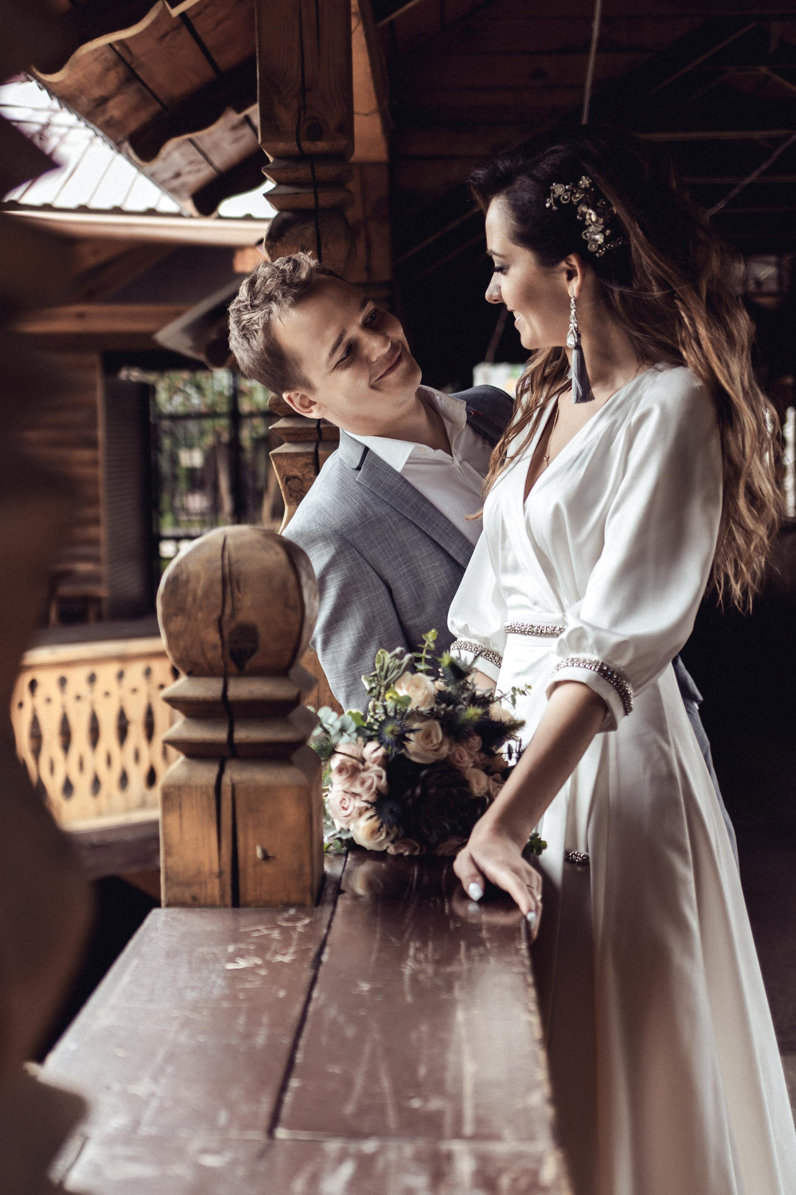 Свадебная фотосессия прогулки жениха и невесты в парке