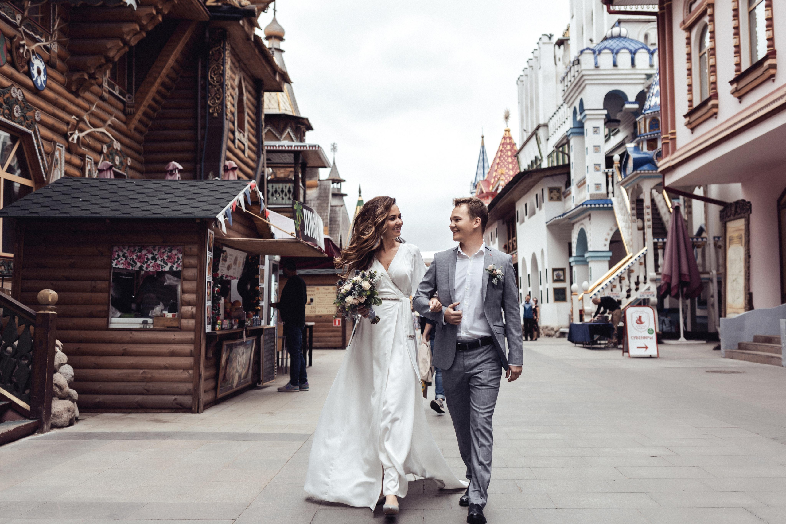 Свадебная фотосессия в Измайловском Кремле, прогулка жениха и невесты 