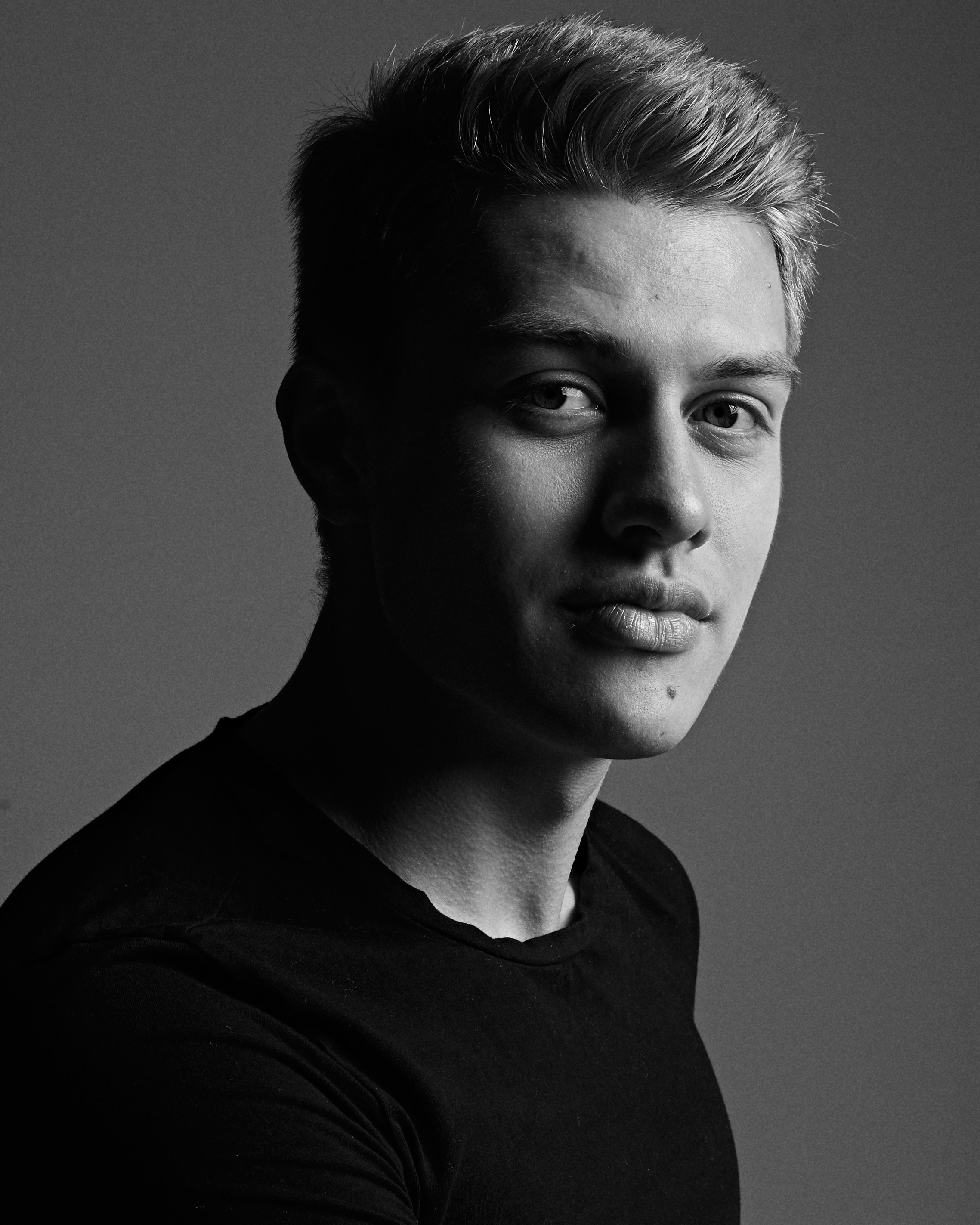 Мужская фотосессия в Москве. Мужской портрет. Мужской фотограф. Фотографии мужчин. Контент для мужчины. Бизнес портрет. Фотосессия для бизнеса.