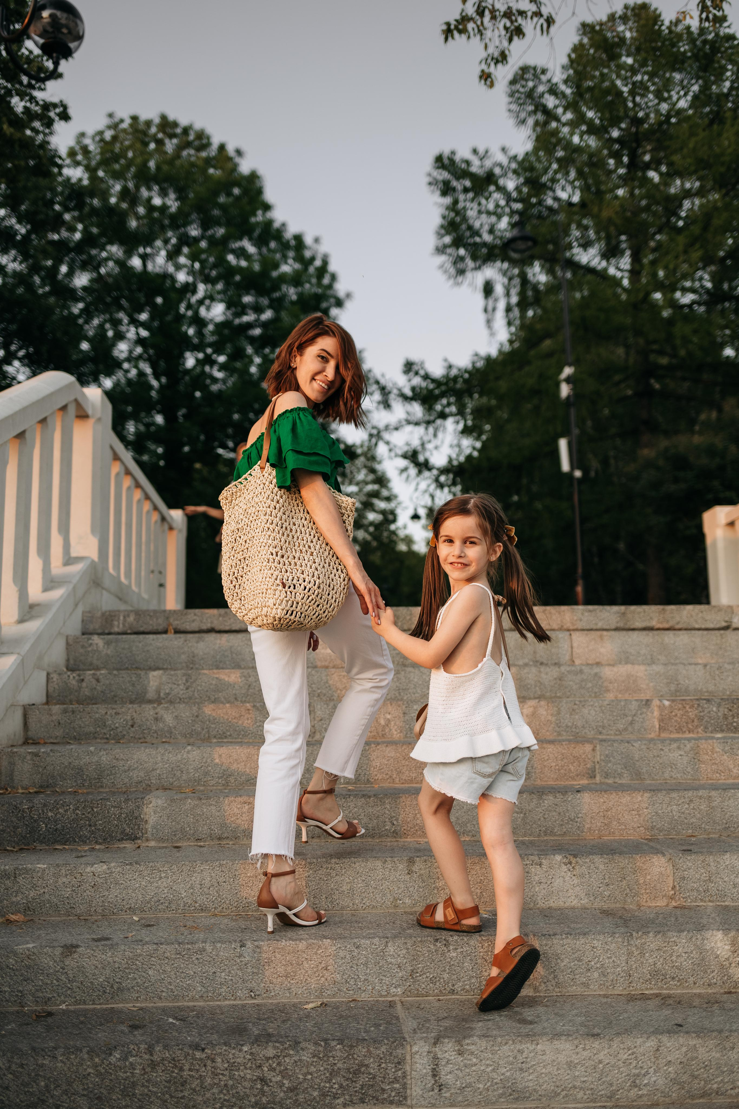 Семейная фотосессия в парке. Прогулочная фотосессия в Москве. Семейный фотограф. Фотосессия в Москве. Фотосессия в Видном. Фотограф Москва. Фотограф Видное. Свадебный и семейный фотограф. Душевный фотограф. Красивые фотографии прогулок. Заказать фотосессию. 