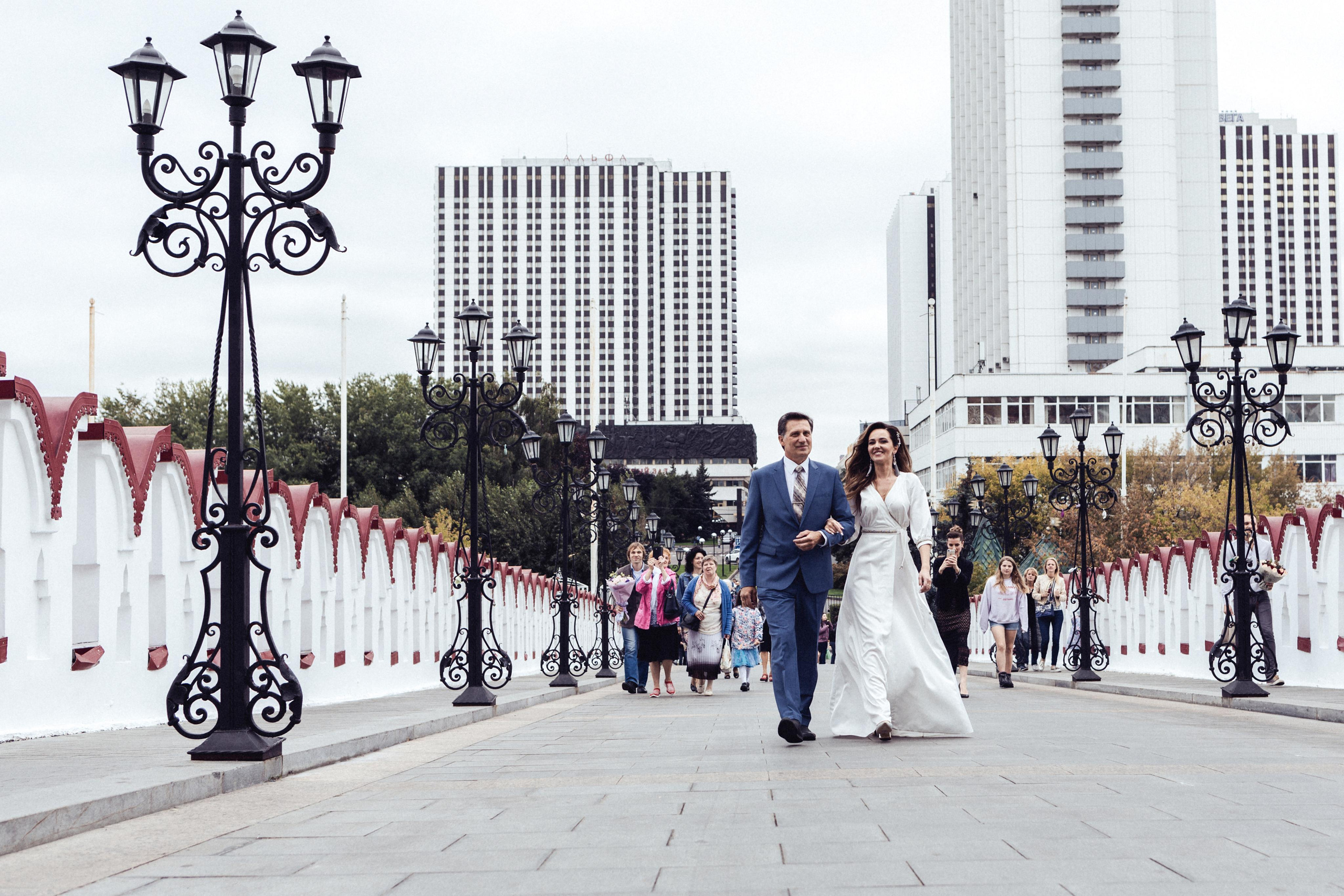 Свадебная фотосессия в Измайловском Кремле, невеста и её отец