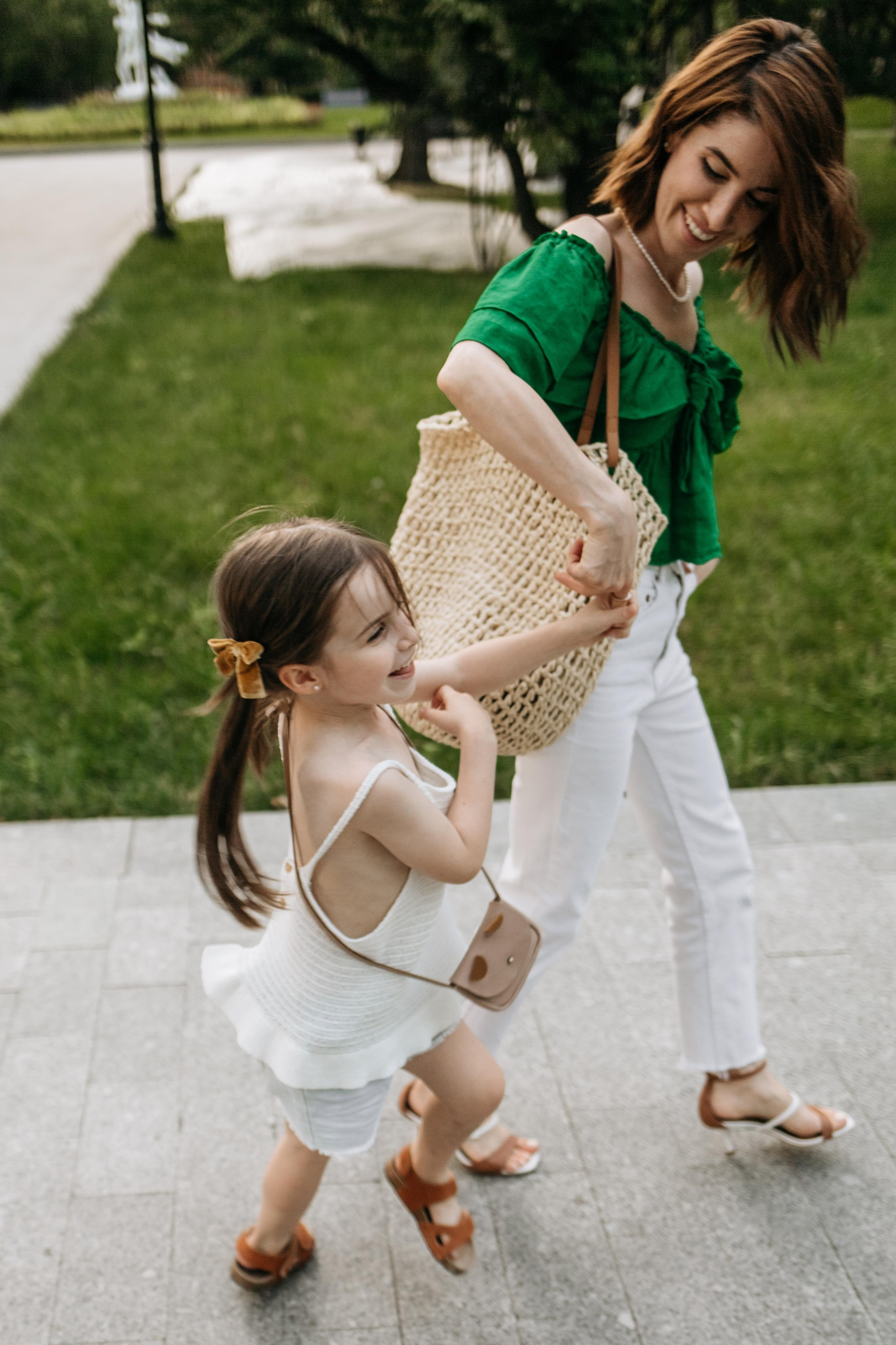Семейная фотосессия в парке. Прогулочная фотосессия в Москве. Семейный фотограф. Фотосессия в Москве. Фотосессия в Видном. Фотограф Москва. Фотограф Видное. Свадебный и семейный фотограф. Душевный фотограф. Красивые фотографии прогулок. Заказать фотосессию. 