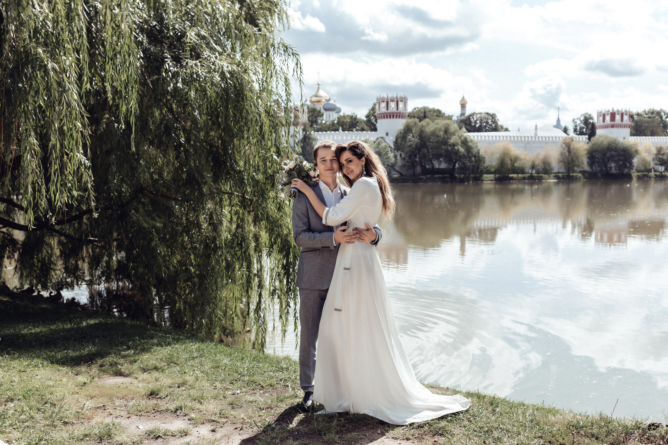 Свадебная фотосессия прогулки жениха и невесты в парке