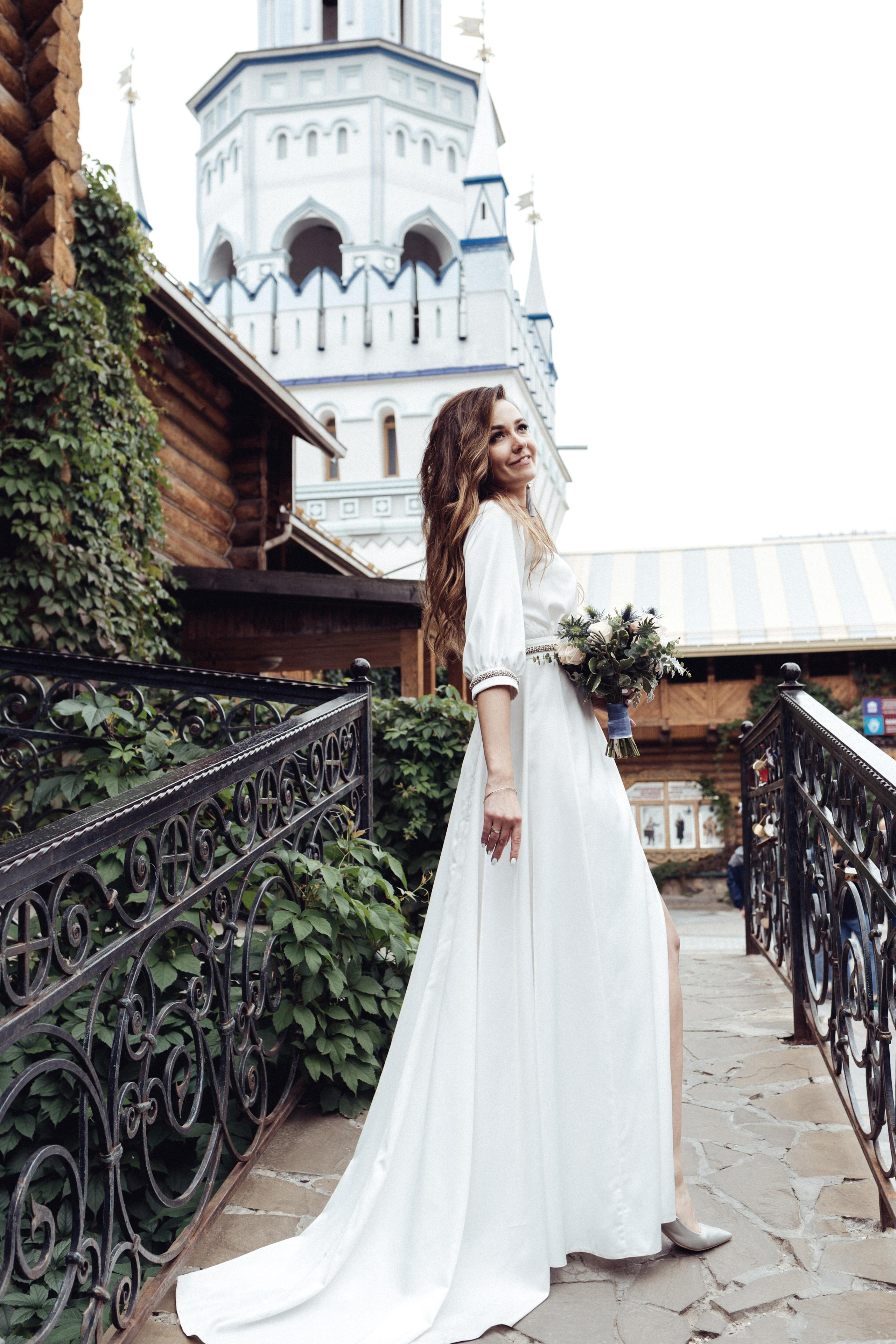 Невеста в красивом свадебном платье